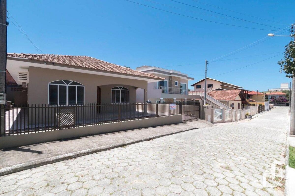 Casa térrea com 03 quartos em Canto Grande