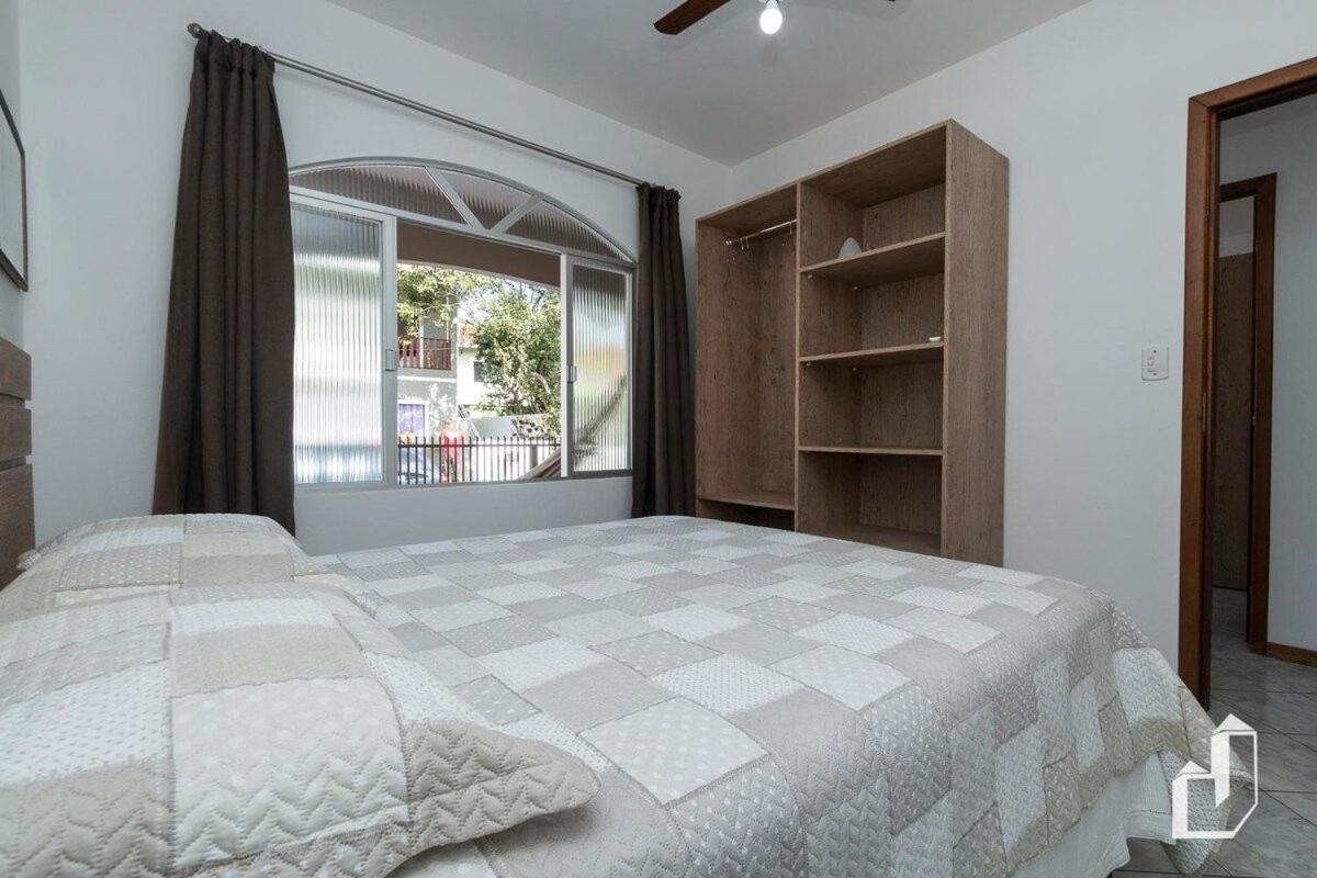 Casa térrea com 03 quartos em Canto Grande