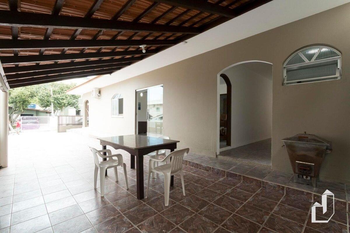 Casa térrea com 03 quartos em Canto Grande