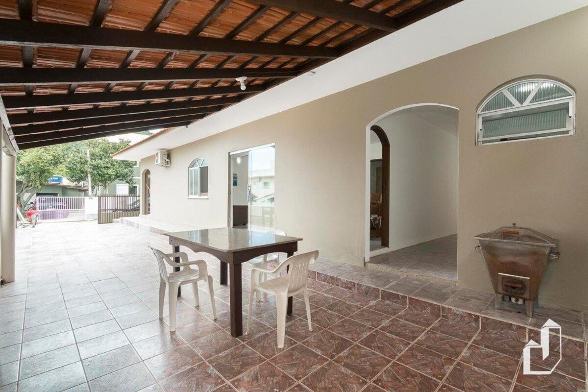 Casa térrea com 03 quartos em Canto Grande