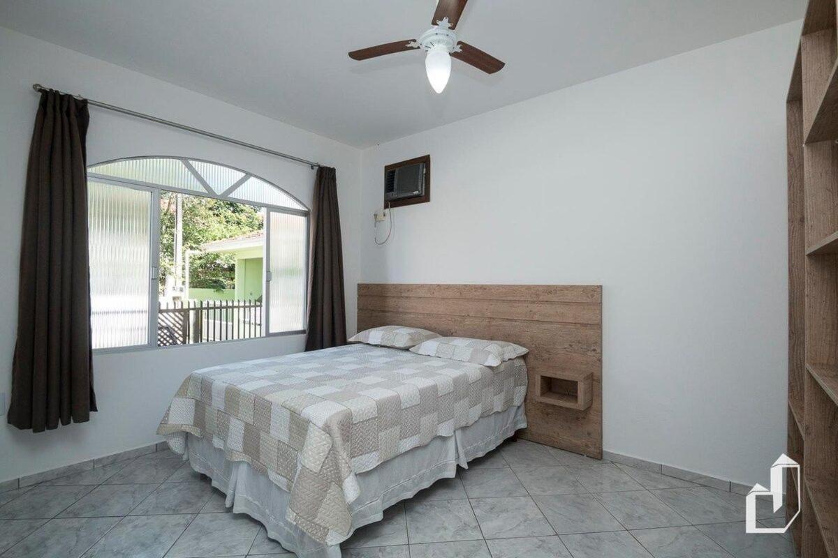 Casa térrea com 03 quartos em Canto Grande