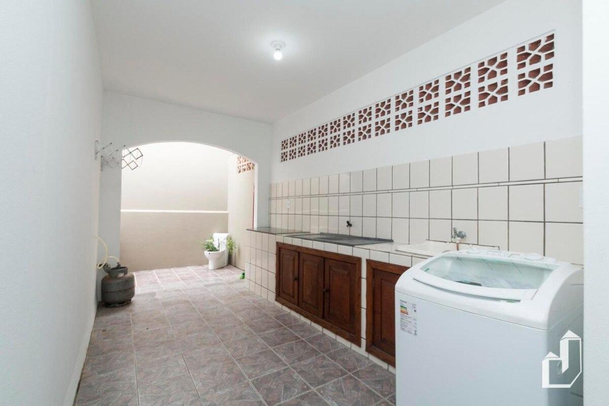 Casa térrea com 03 quartos em Canto Grande