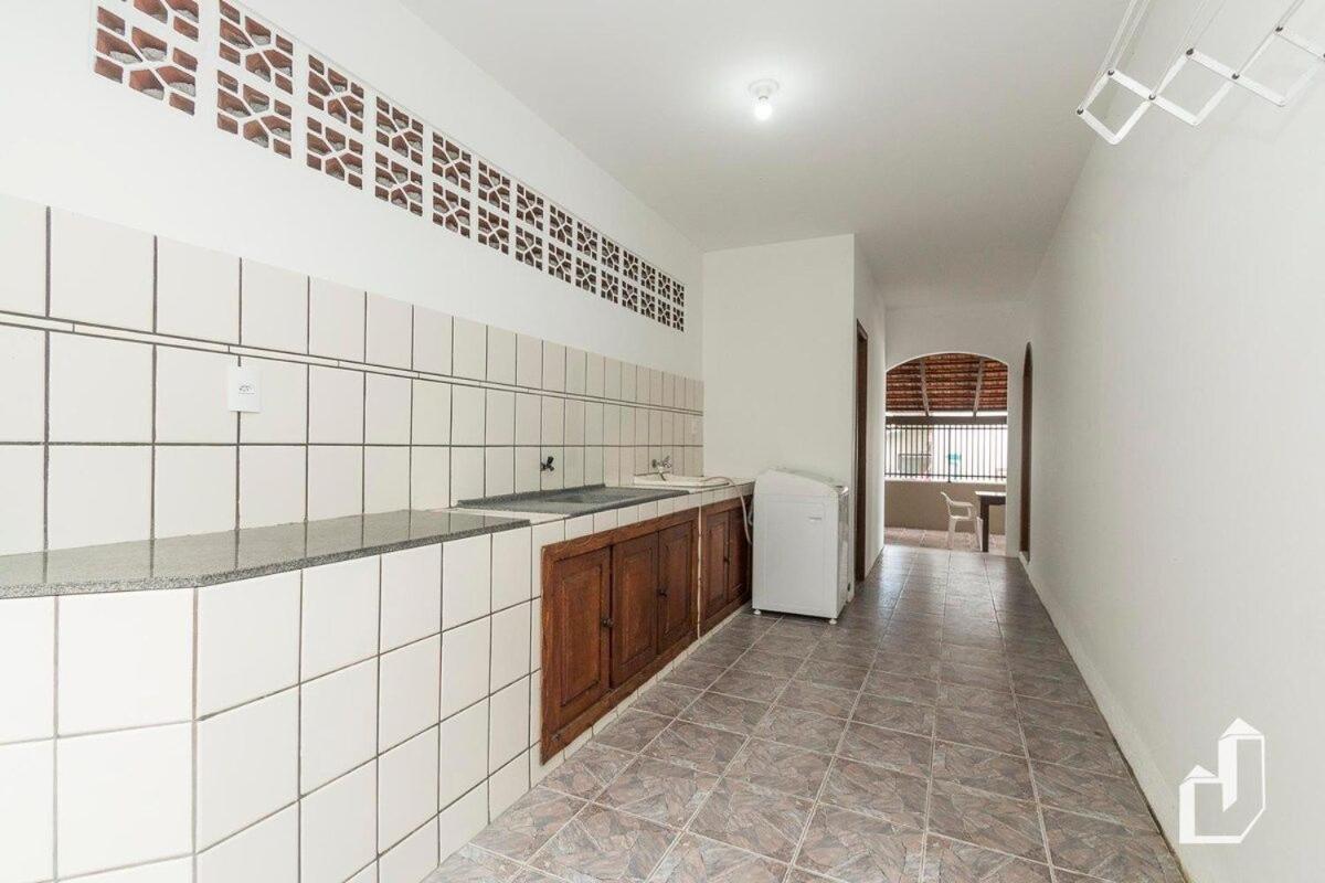 Casa térrea com 03 quartos em Canto Grande