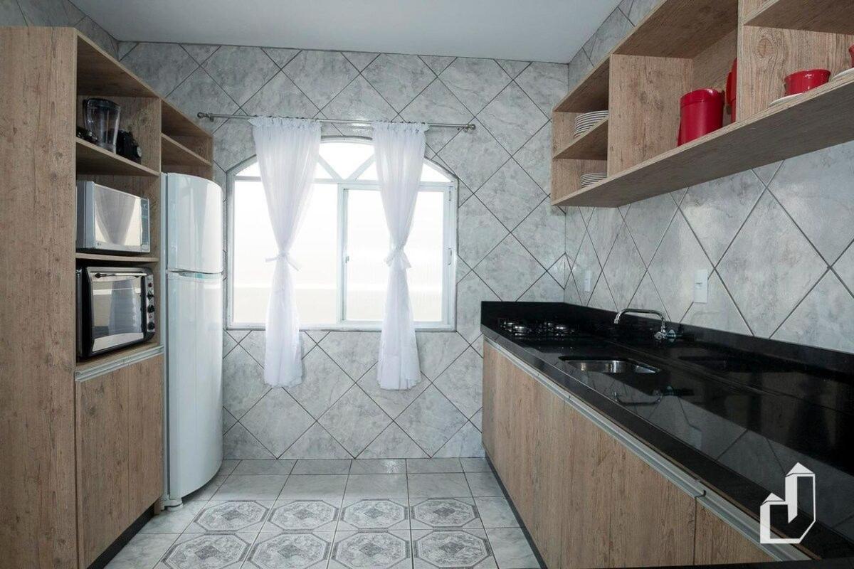Casa térrea com 03 quartos em Canto Grande
