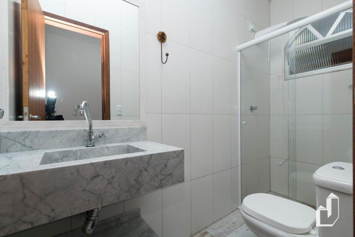 Casa térrea com 03 quartos em Canto Grande