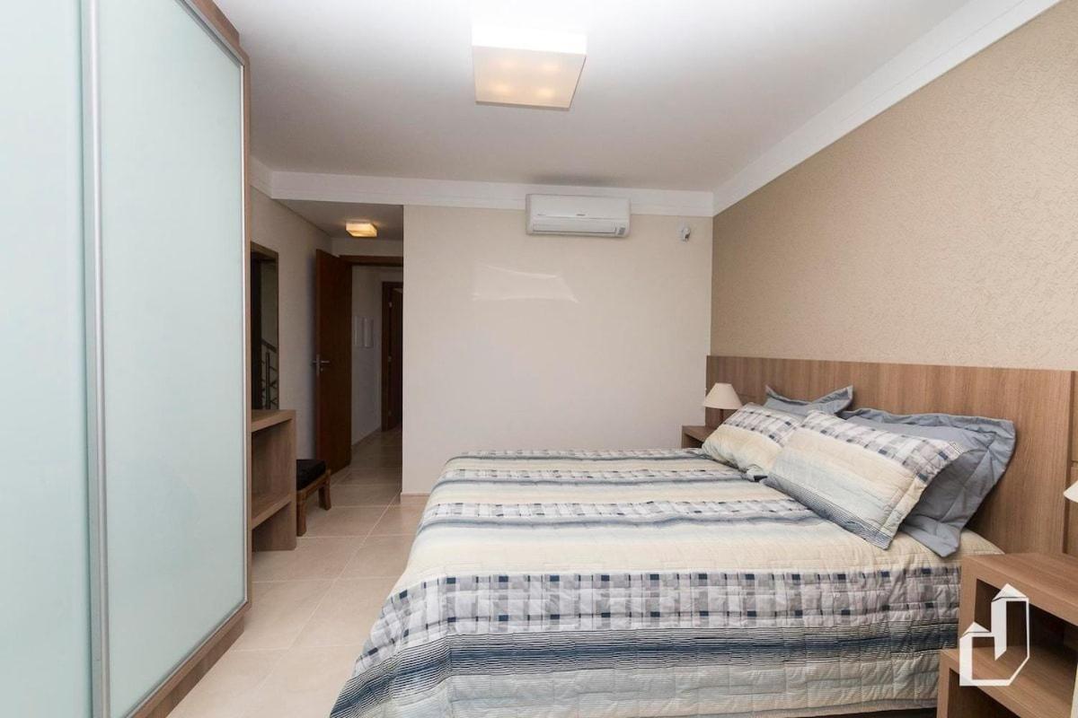 Com 03 suítes climatizadas e jacuzzi aquecida