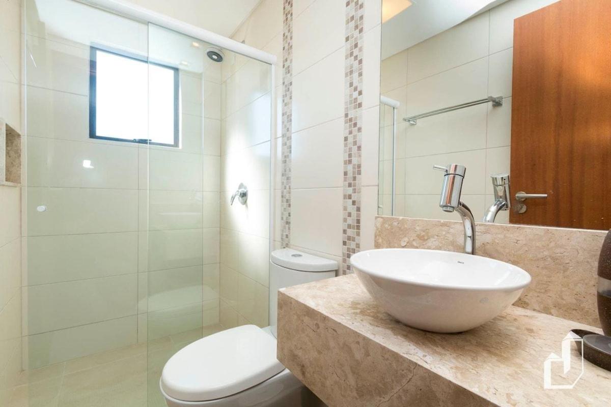 Com 03 suítes climatizadas e jacuzzi aquecida