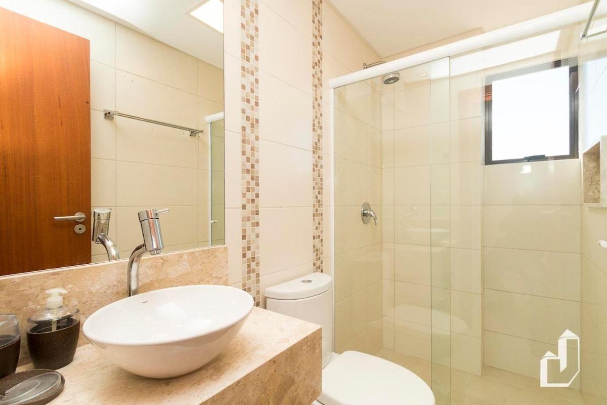 Com 03 suítes climatizadas e jacuzzi aquecida