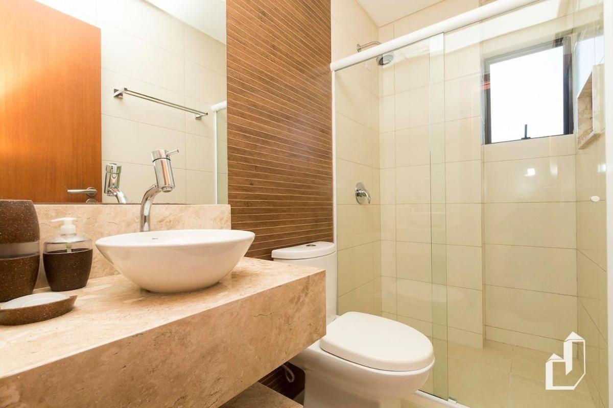 Com 03 suítes climatizadas e jacuzzi aquecida