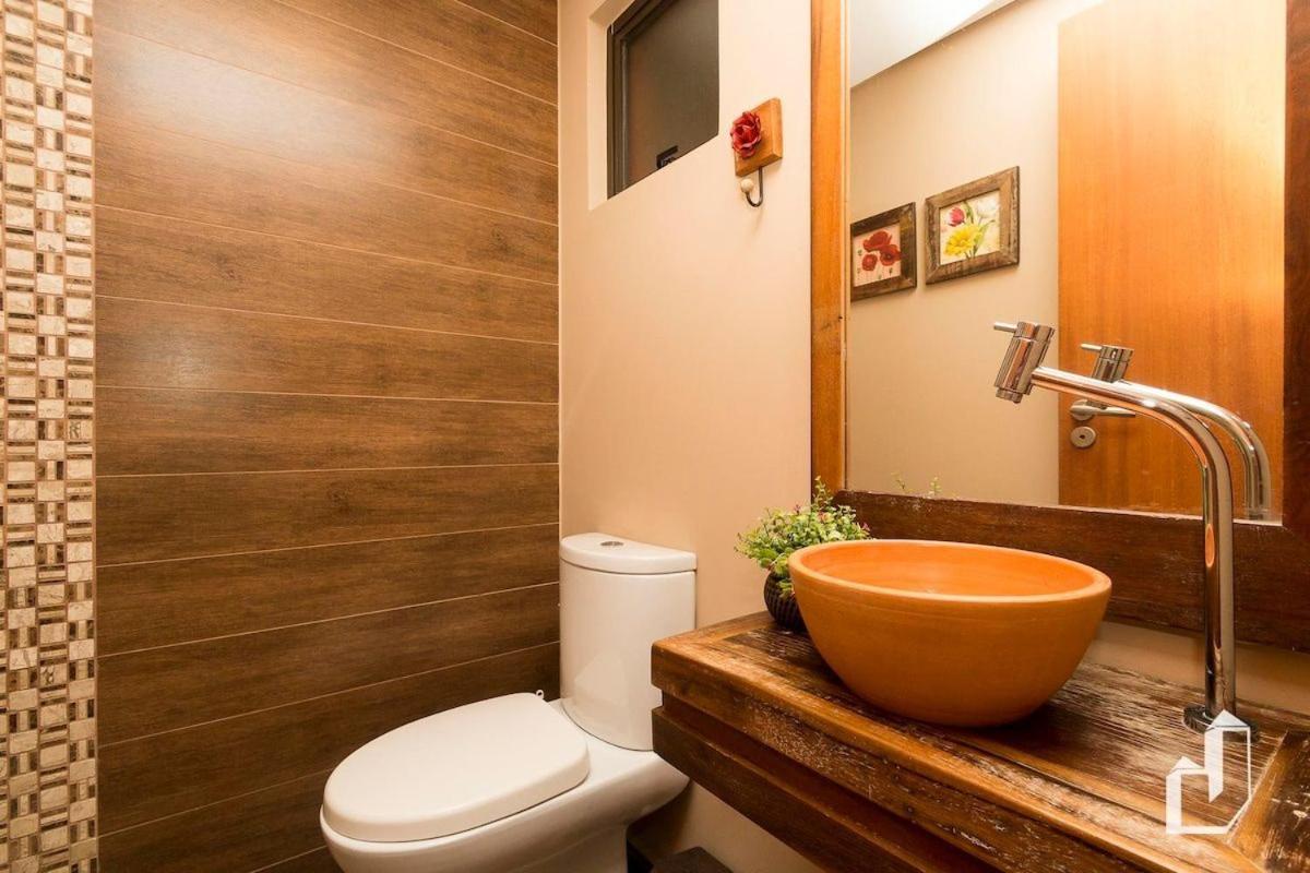 Com 03 suítes climatizadas e jacuzzi aquecida