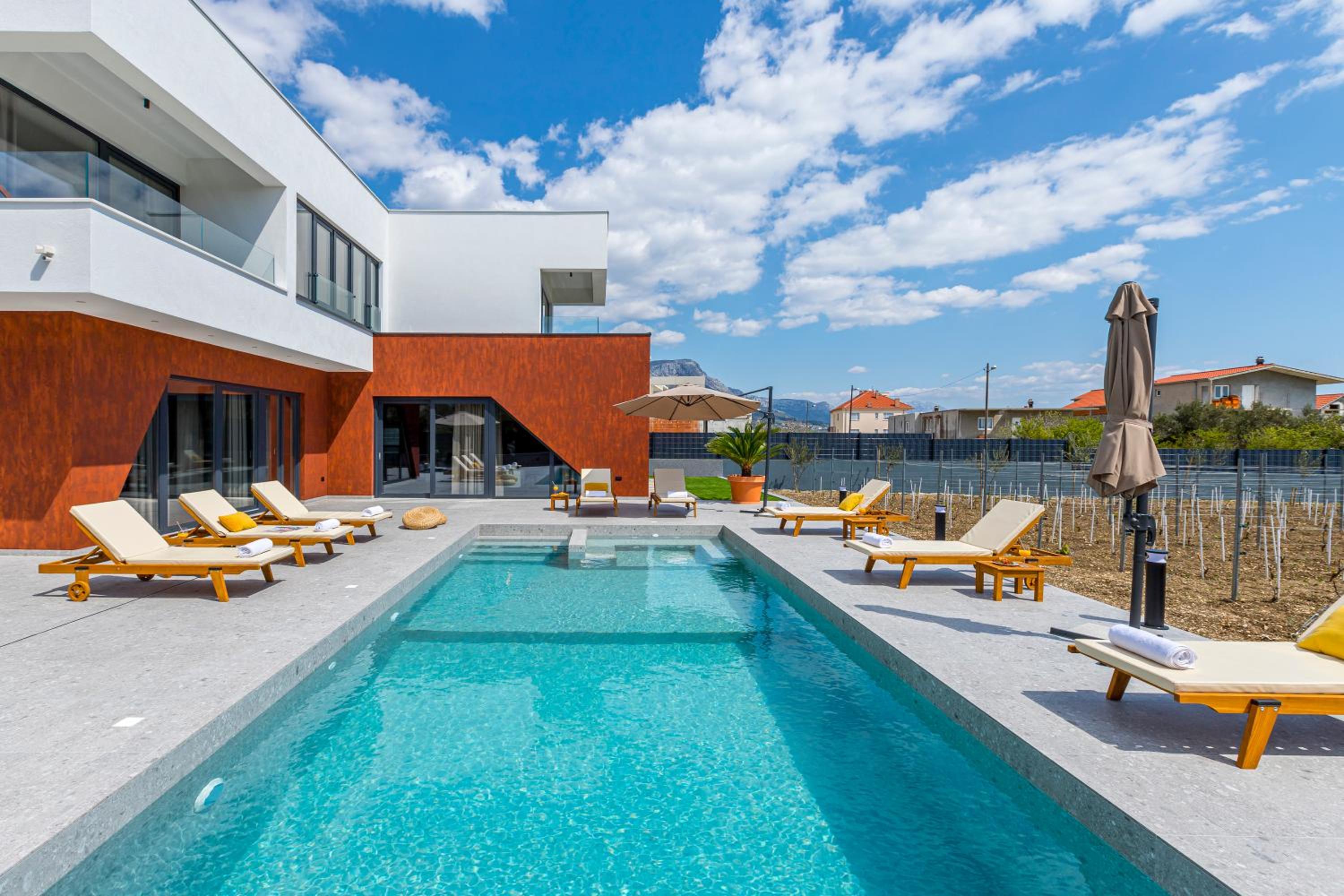 Villa SEVEN HEARTS with heated pool and basketball court near Split photo 3