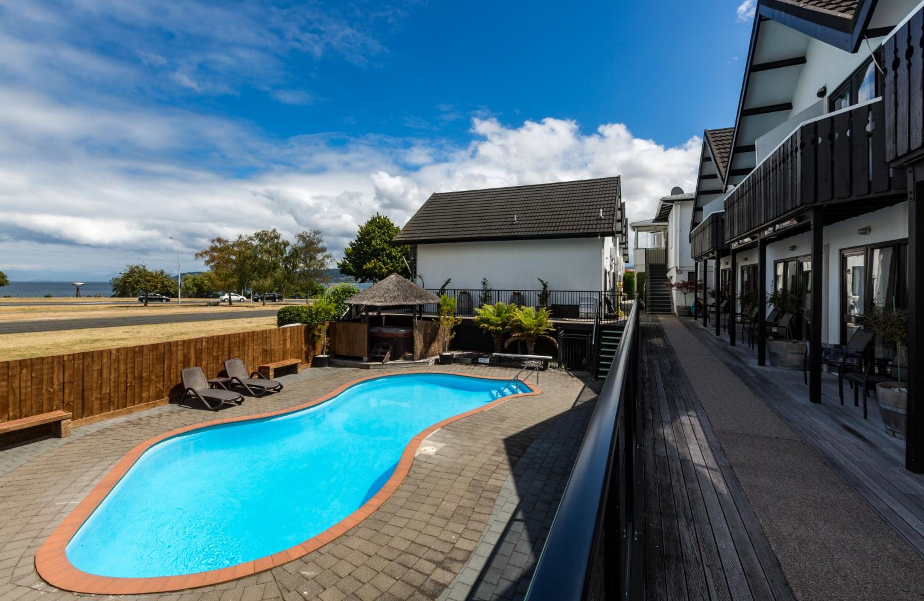 Le Chalet Suisse Motel Taupo — photo 26