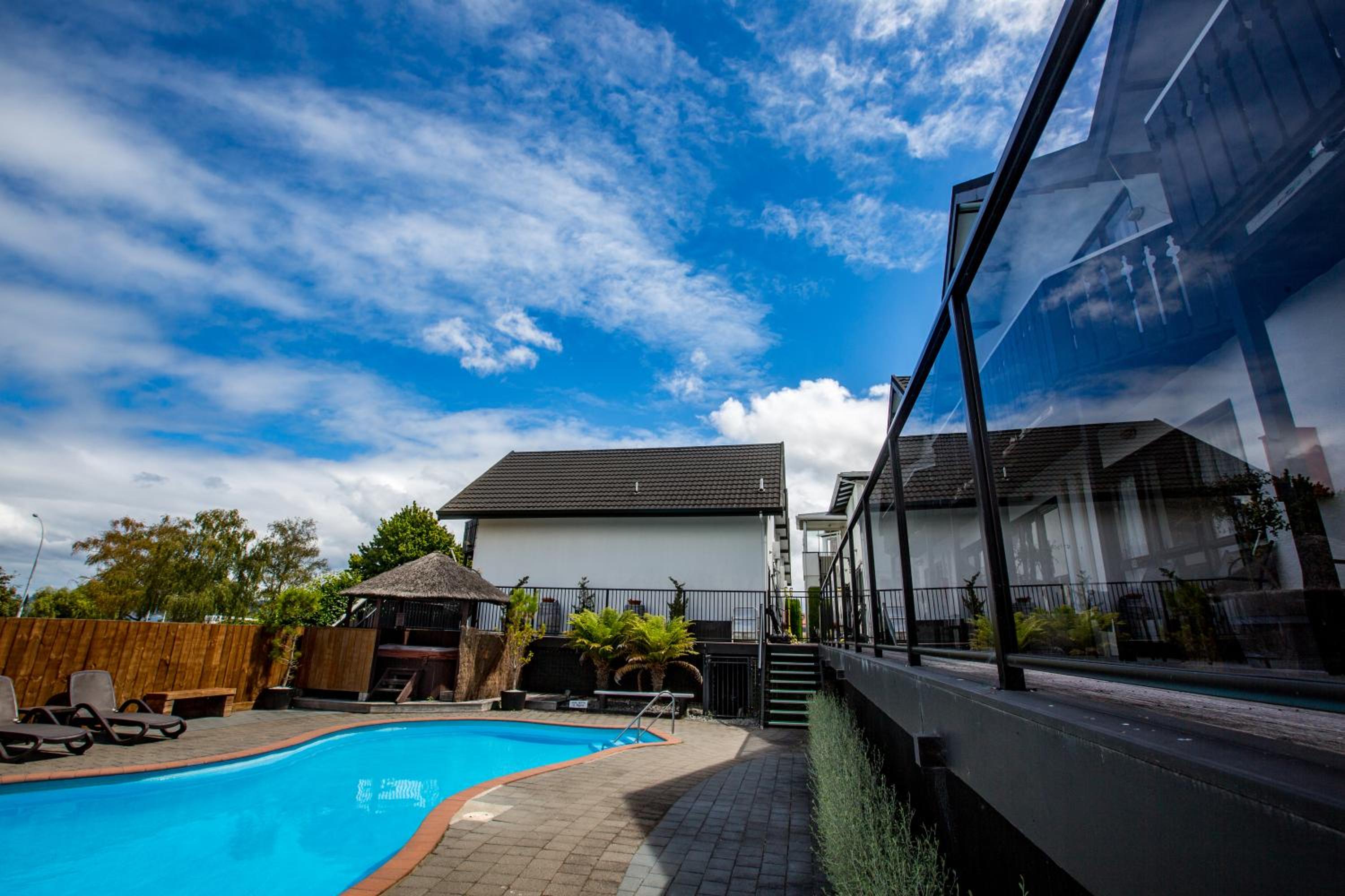 Le Chalet Suisse Motel Taupo — photo 21