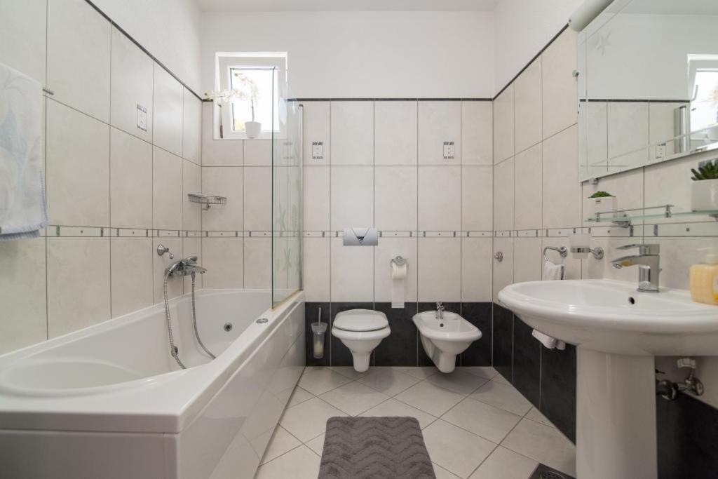 Apartment Marcela en Sutivan — bathroom