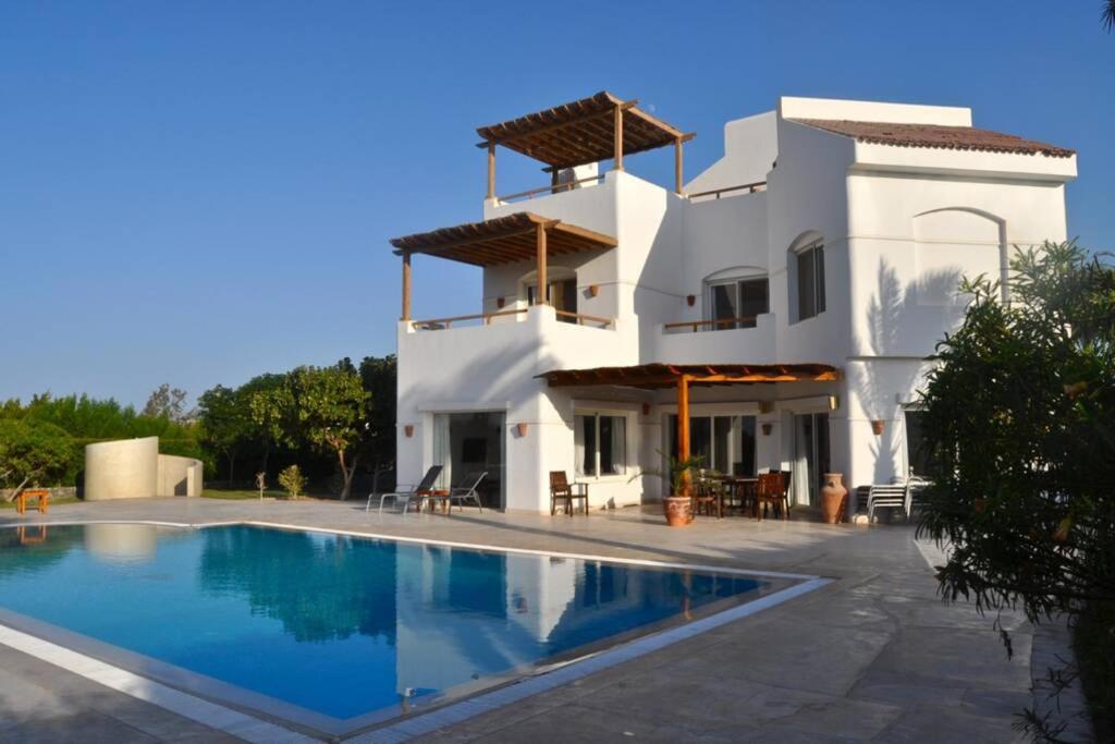 Hotel Villa with 5 bedrooms & 4 bathrooms - private heated pool - Image 1