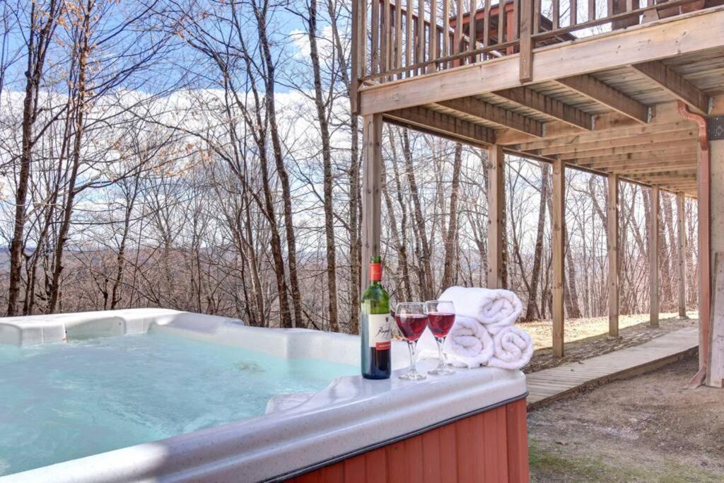 Log cabin with HOT TUB and view view 2