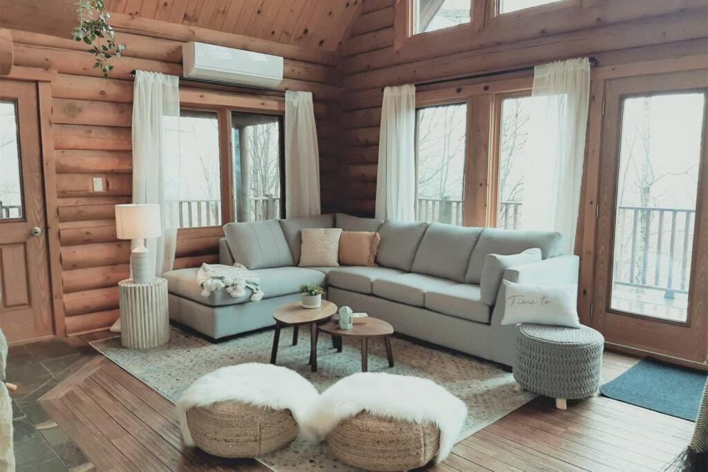 Log cabin with HOT TUB and view view 4
