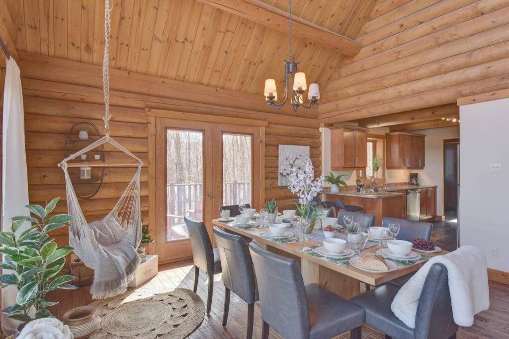 Log cabin with HOT TUB and view view 5