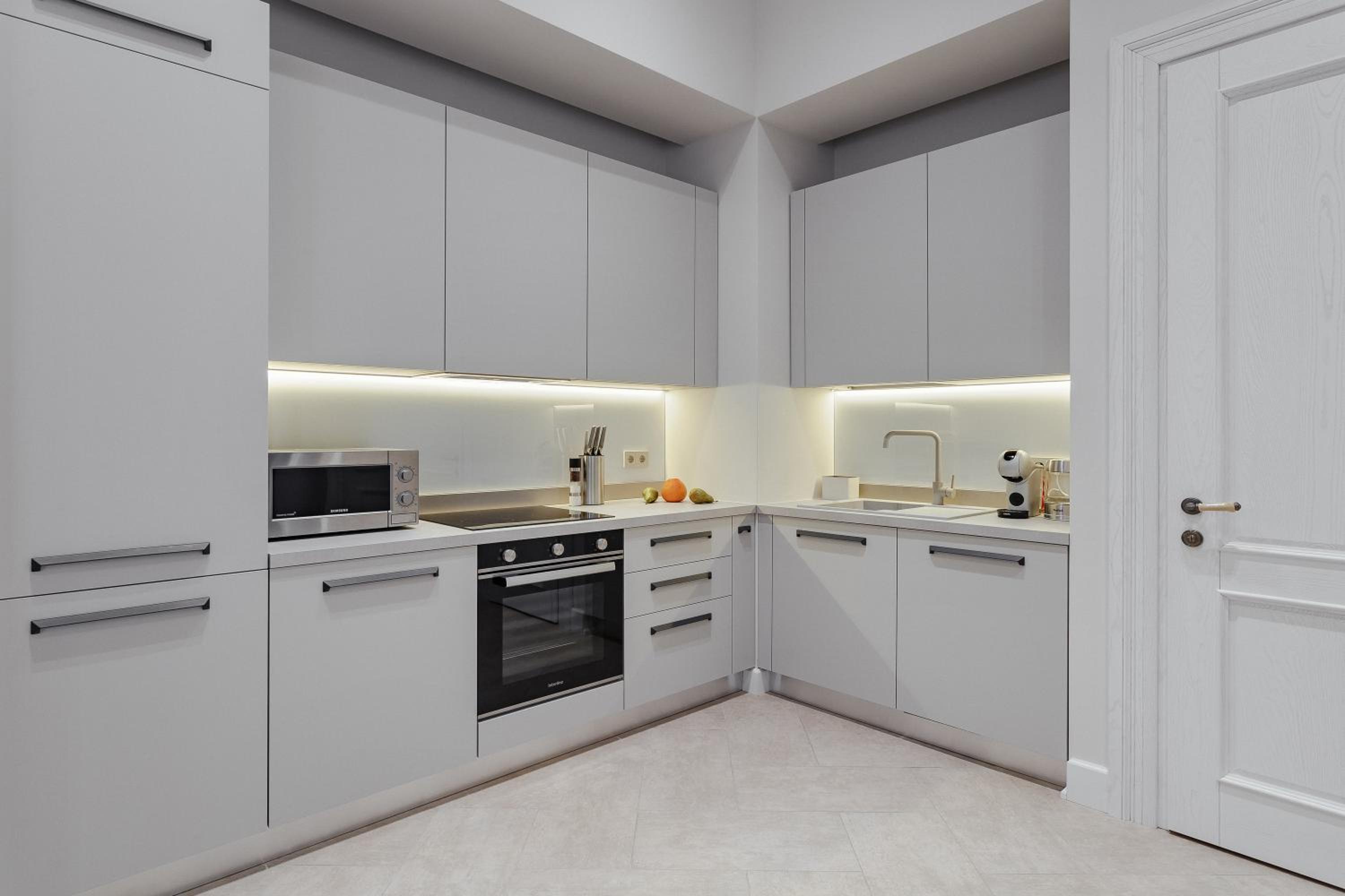 NEW! Luxury apartment in the CENTER of ODESSA overlooking Deribasovskaya str. LOW PRICE! view 2