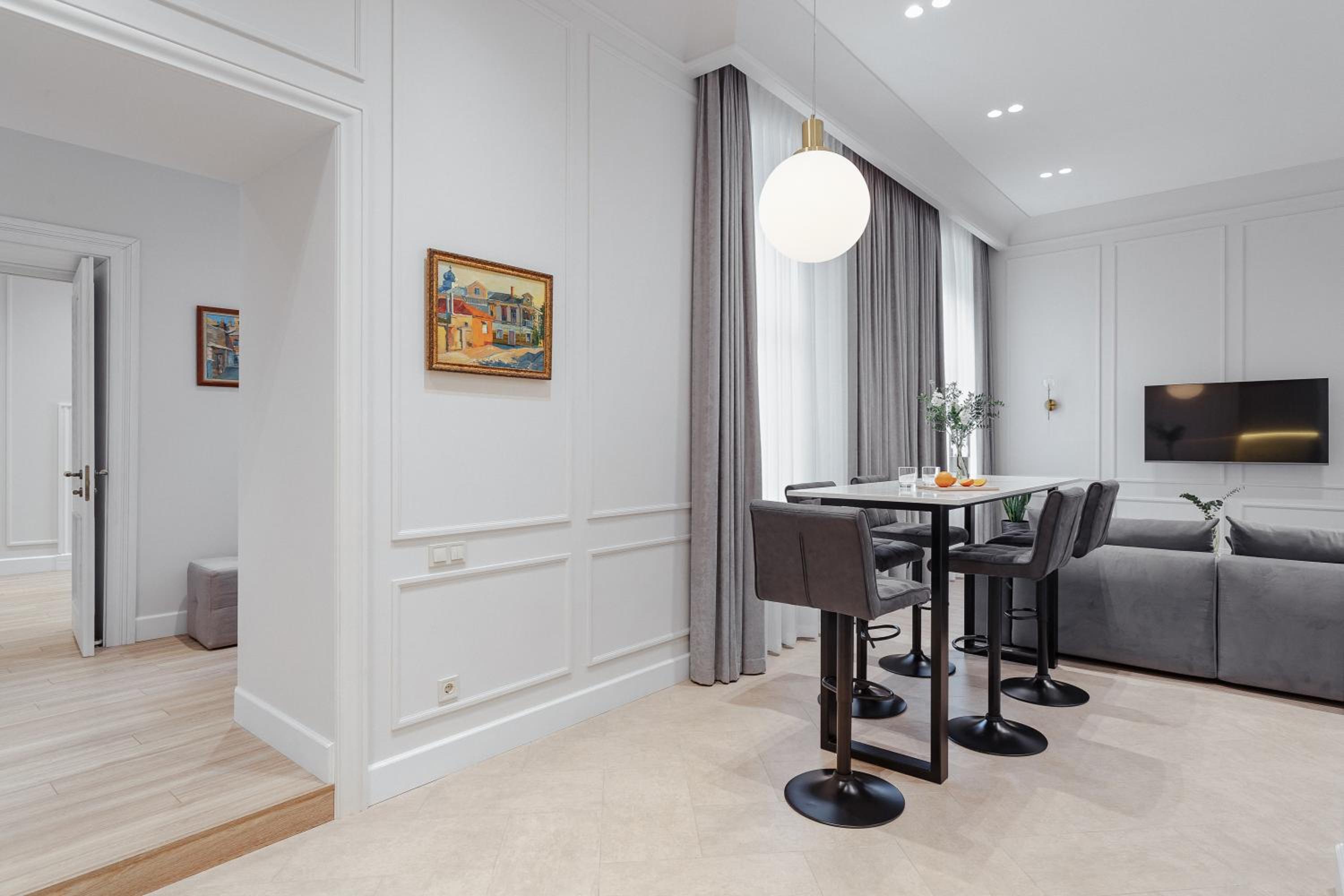 NEW! Luxury apartment in the CENTER of ODESSA overlooking Deribasovskaya str. LOW PRICE! view 5