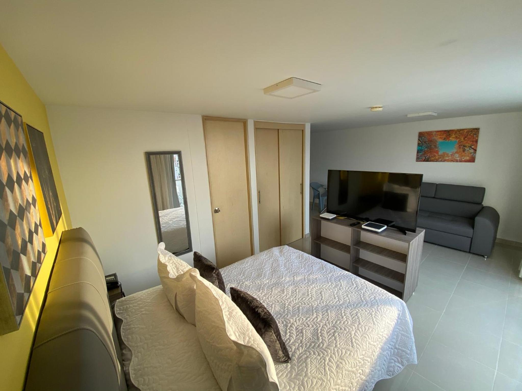 Hotel Lujoso Apto Amoblado - Piso alto - NUEVO - Image 1