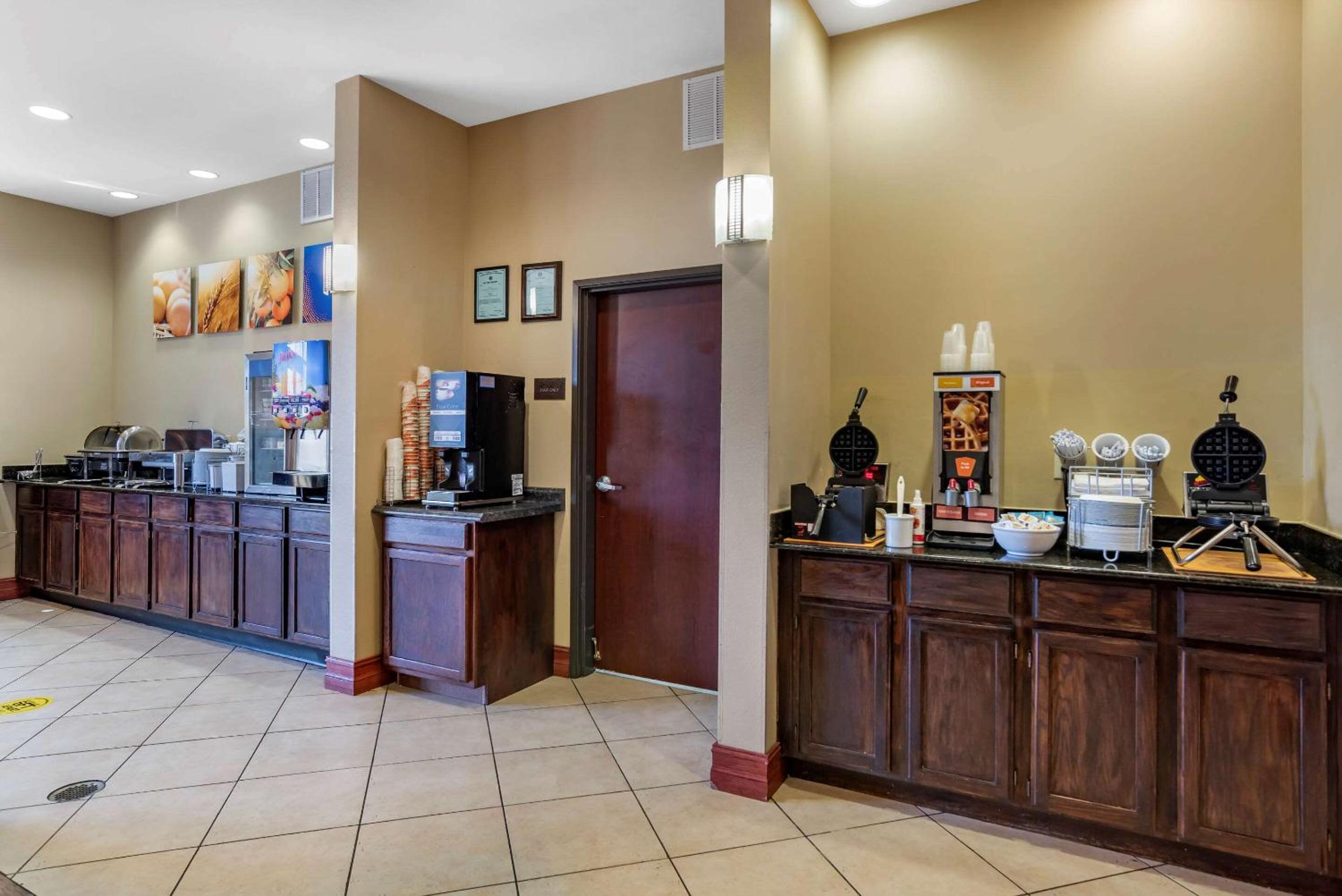 Montgomery Vacations - Comfort Suites Airport South - Property Image 13