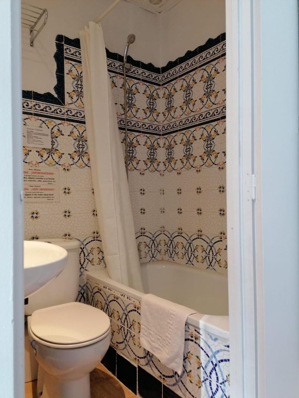 Casa Consell Gran Via, Guest House