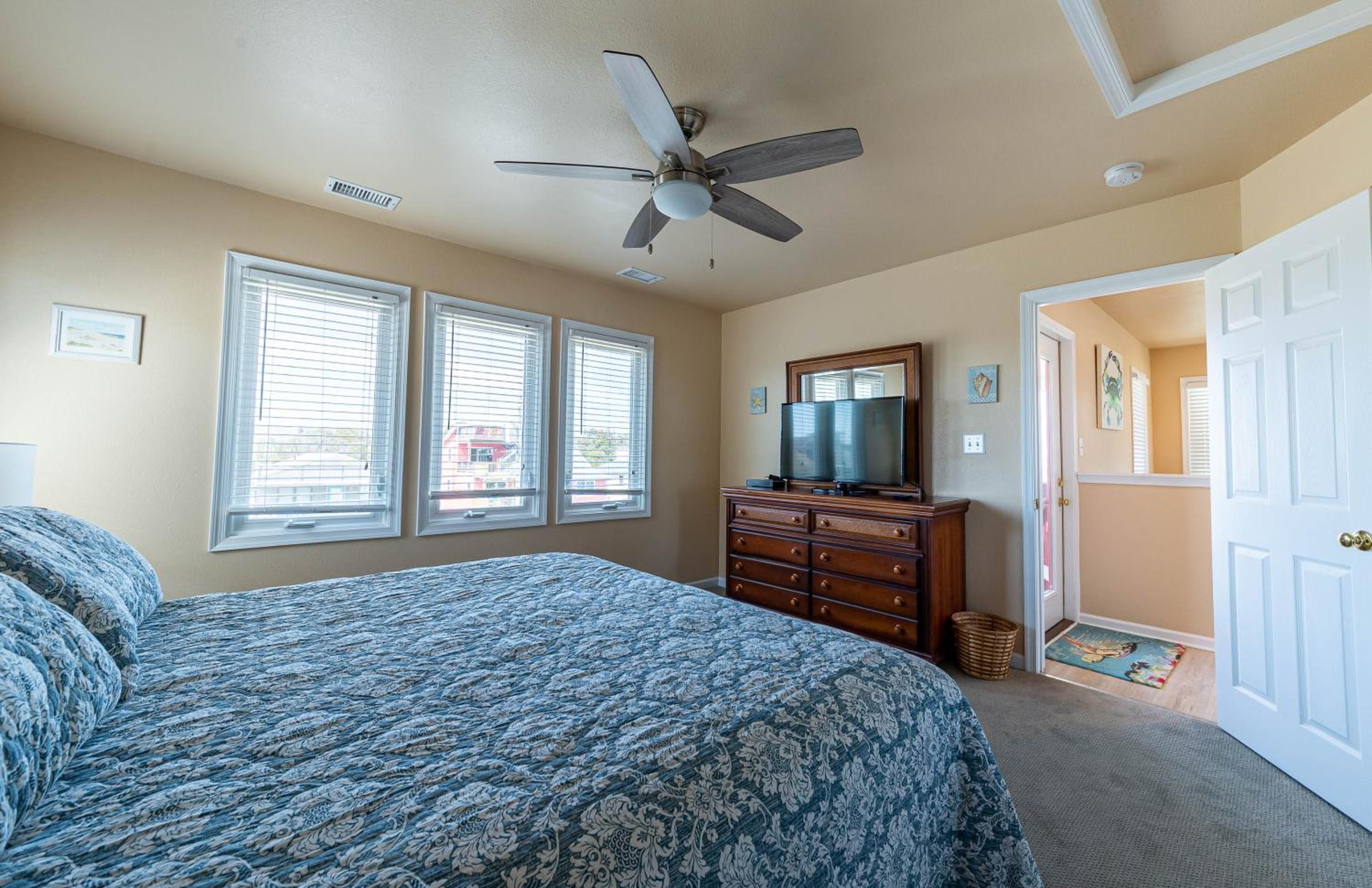 Shorenuff - Nags Head MP 11, Ocean View, Beach 200 Yds, Pool, Hot Tub, Pool Table, YR Flex Stays