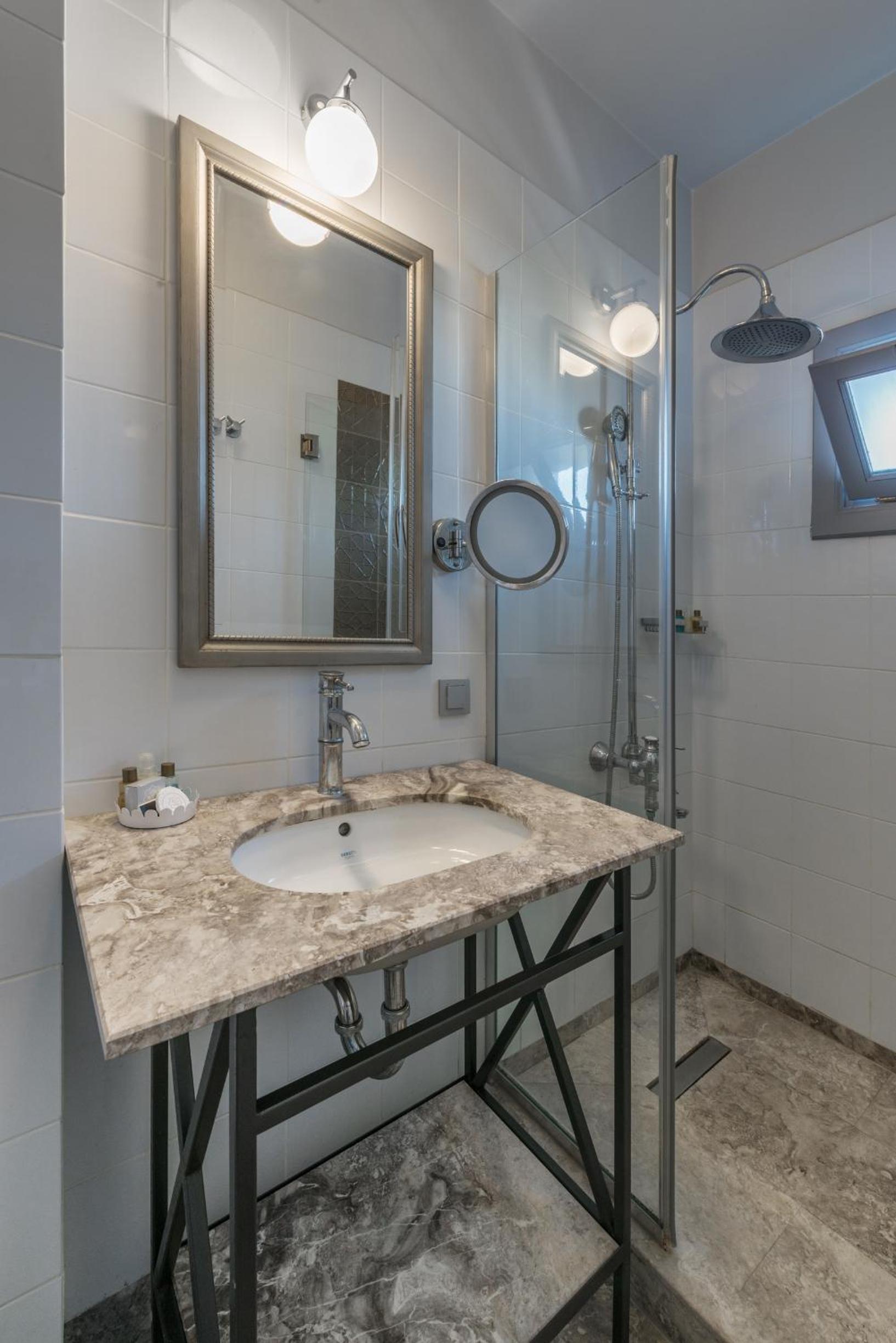 Delight Deluxe Hotel - Image 96