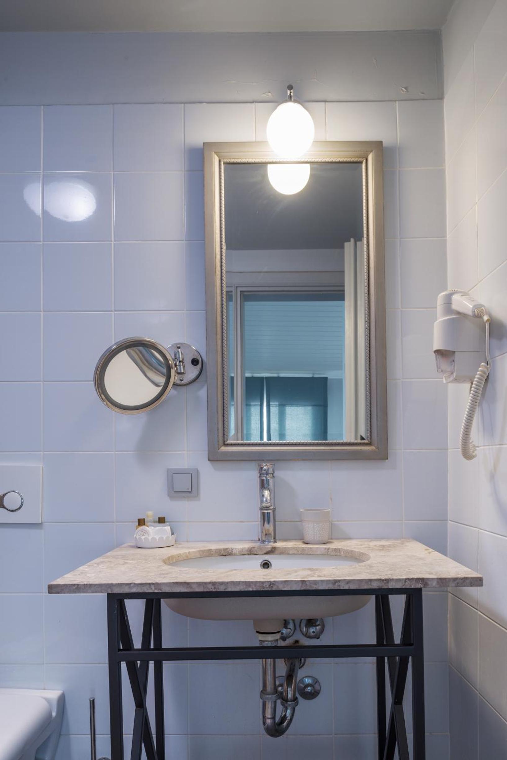 Delight Deluxe Hotel - Image 174