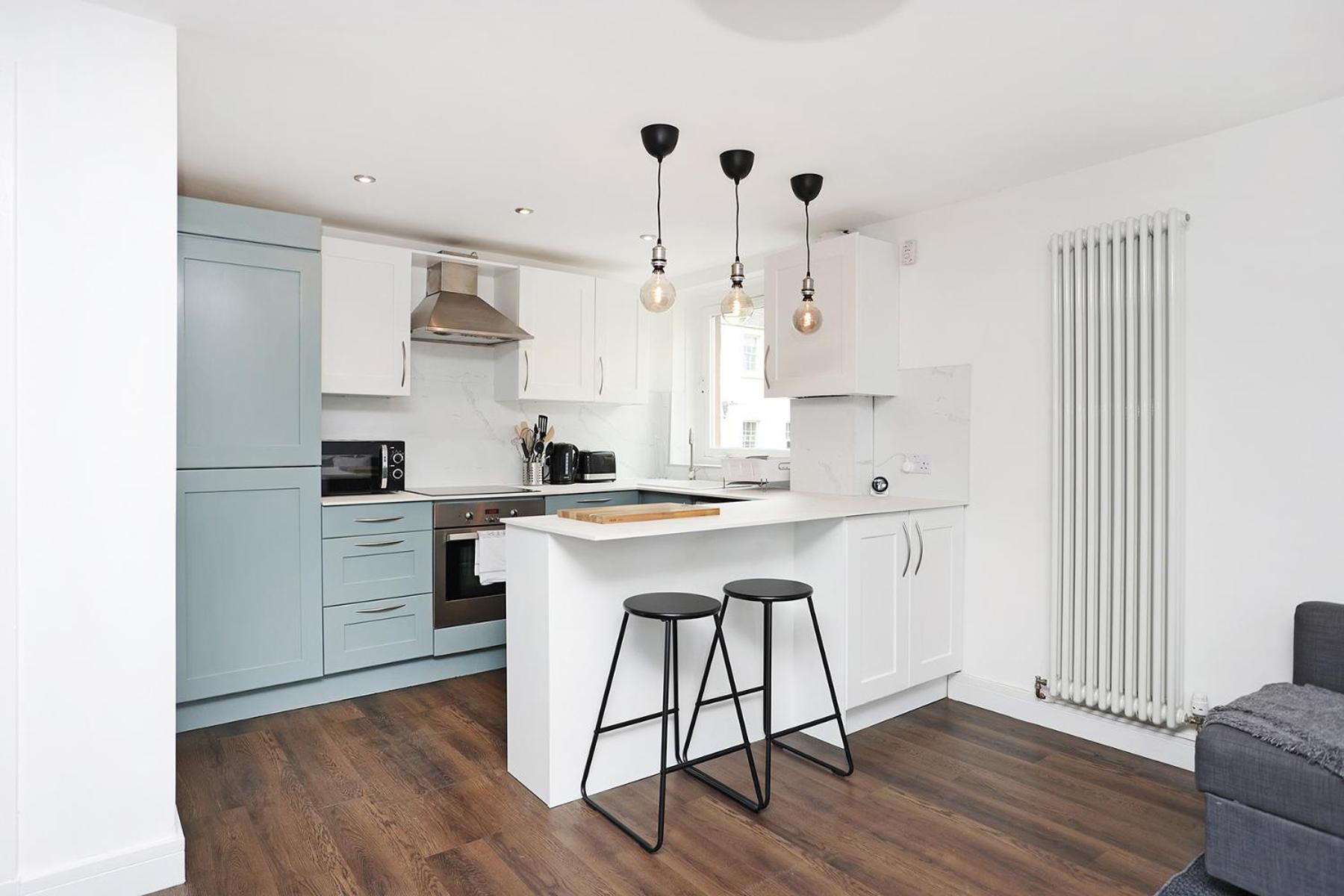 JOIVY Contemporary Royal Mile Apartment with Balcony view 4