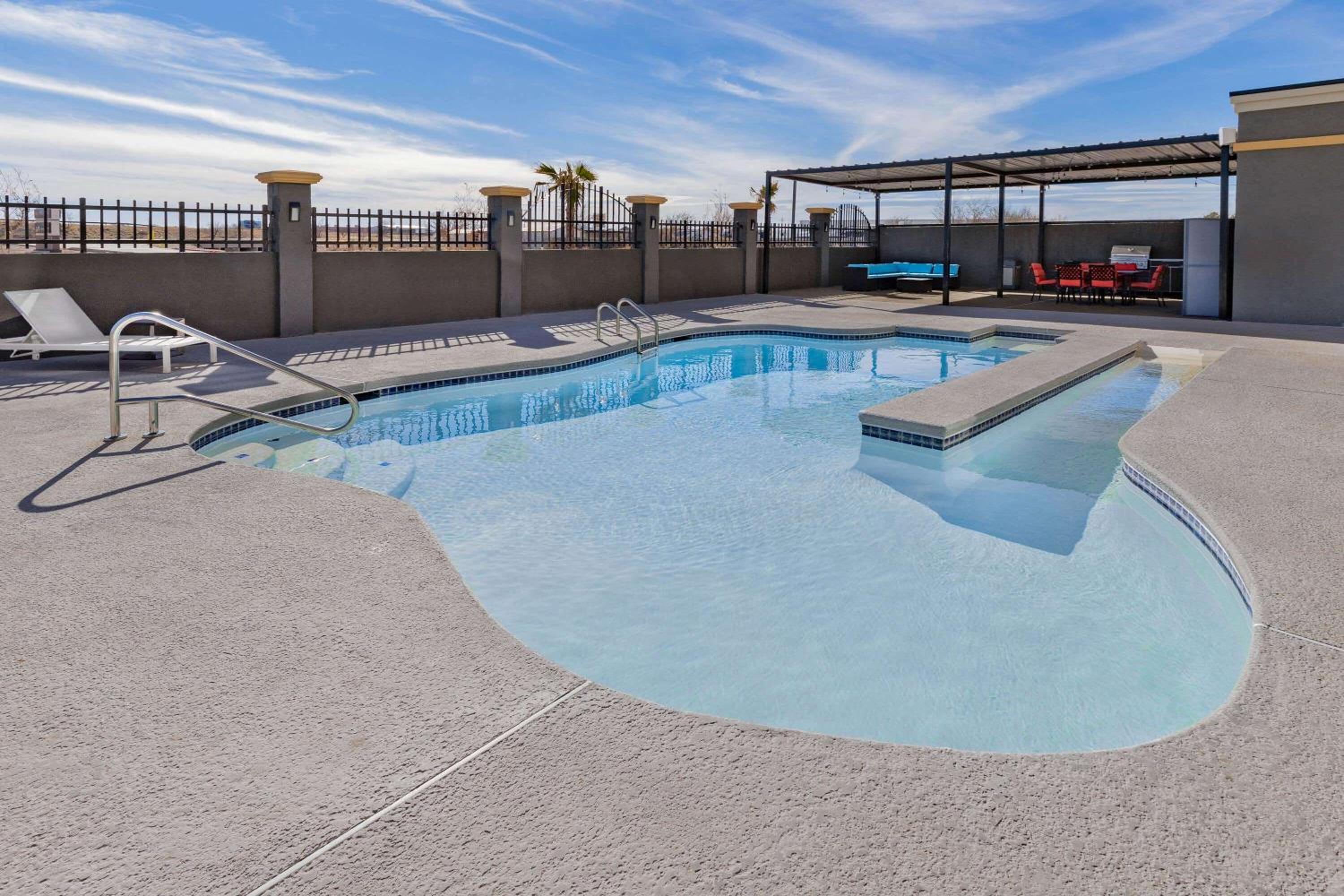 Fort Stockton Vacations - La Quinta Inn  Suites by Wyndham Fort Stockton Northeast - Property Image 11