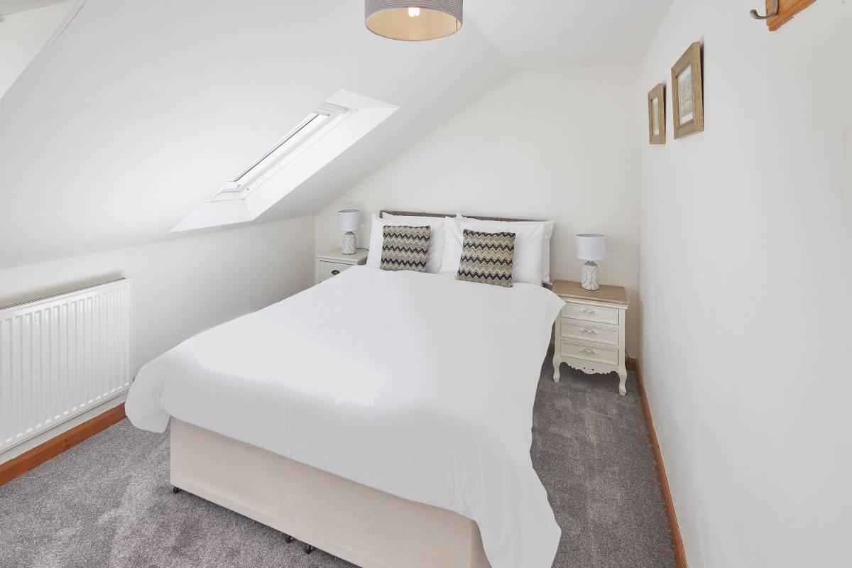 Host & Stay - Robins Den view 2