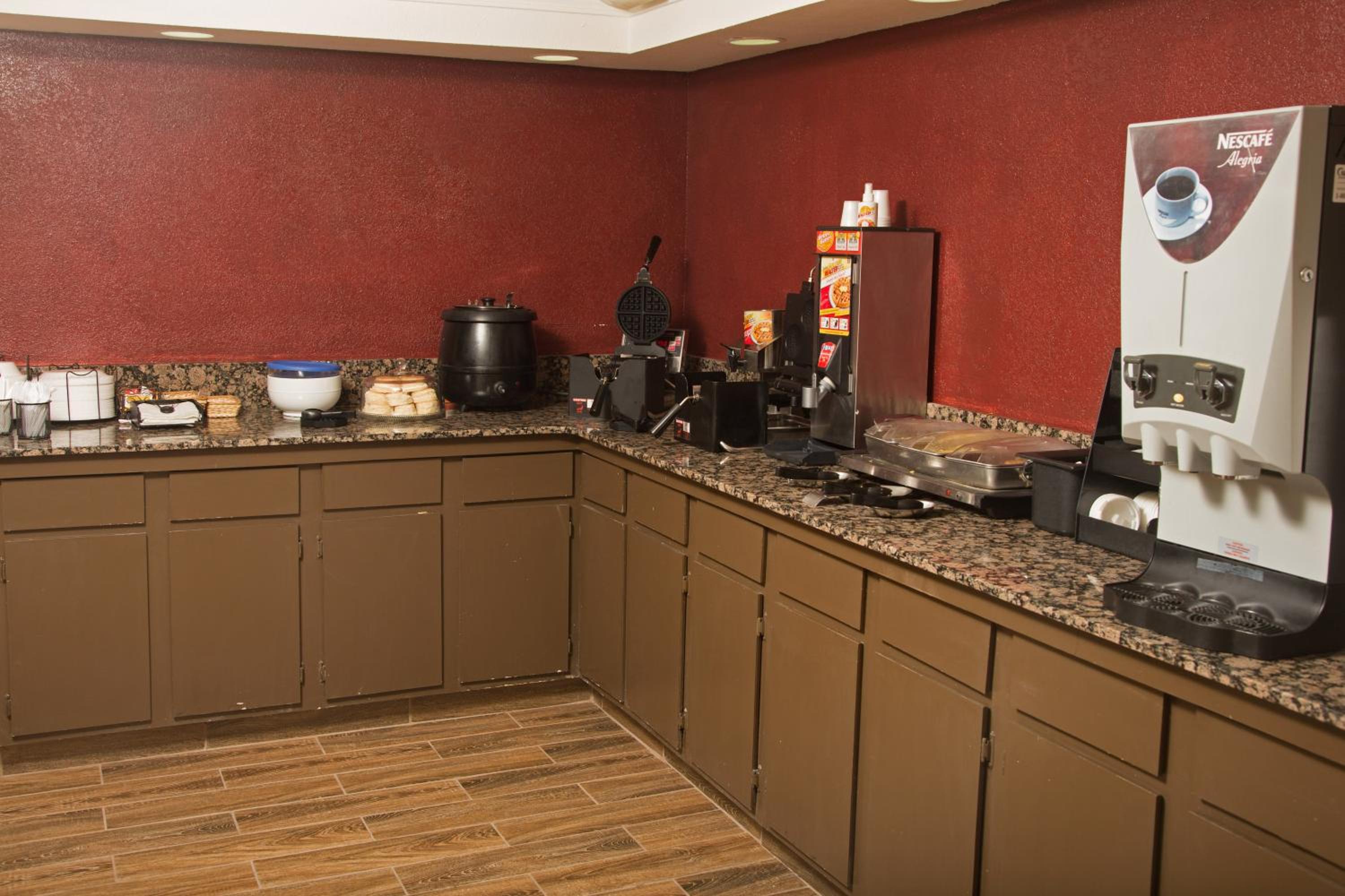 Ardmore Vacations - Red Roof Inn Ardmore - Property Image 5