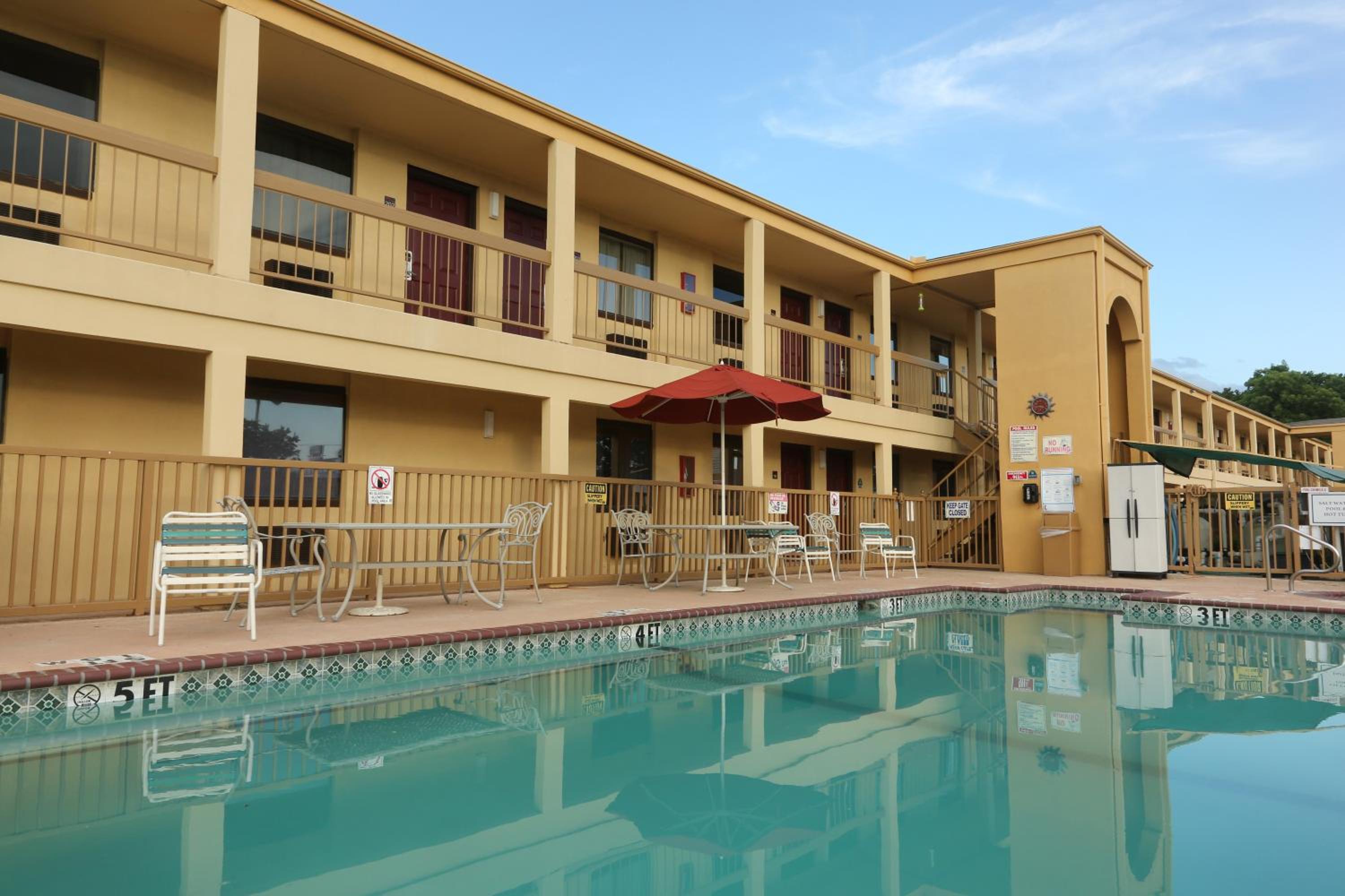 Ardmore Vacations - Red Roof Inn Ardmore - Property Image 3