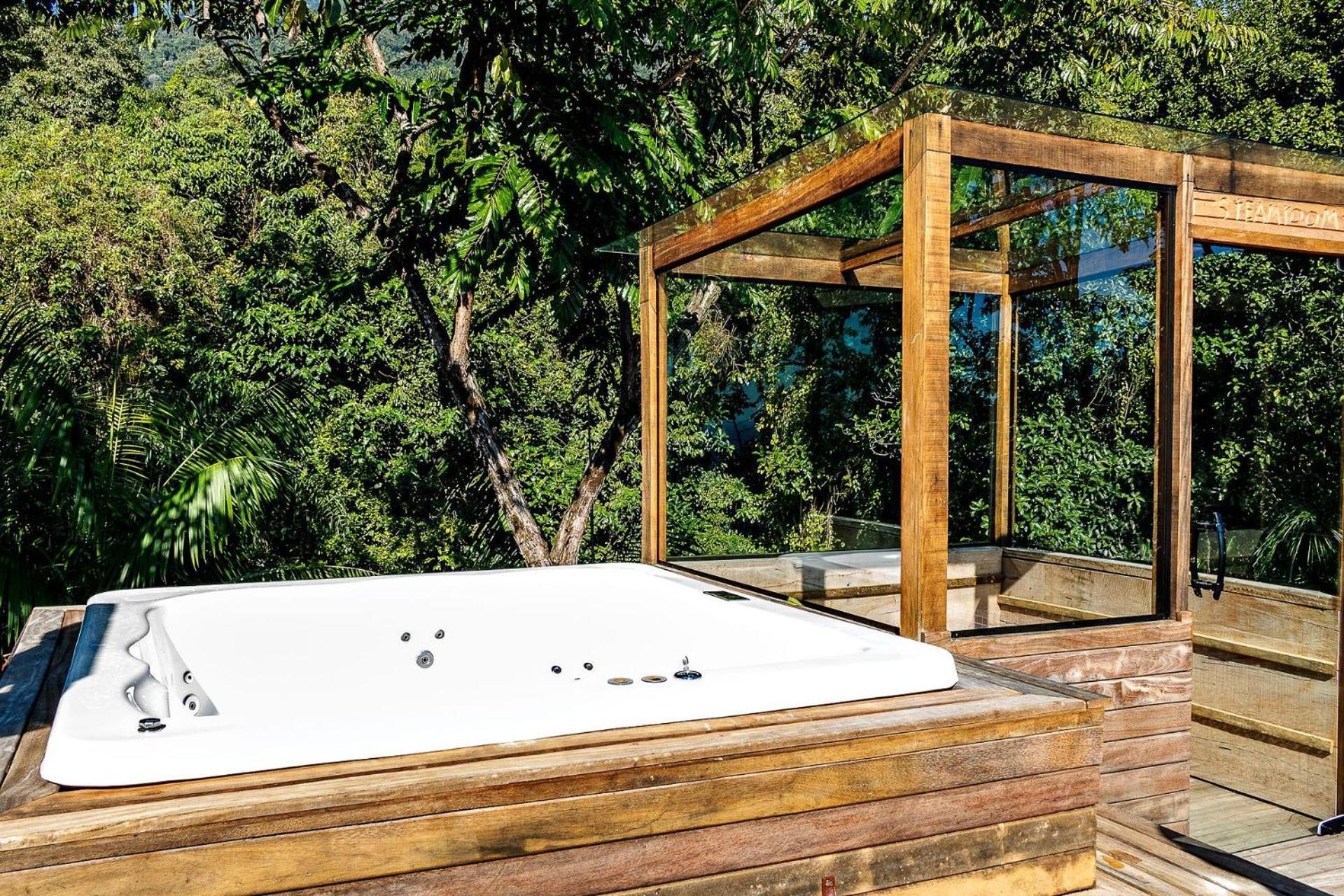 Luxury house with jacuzzi near Porto São Pedro