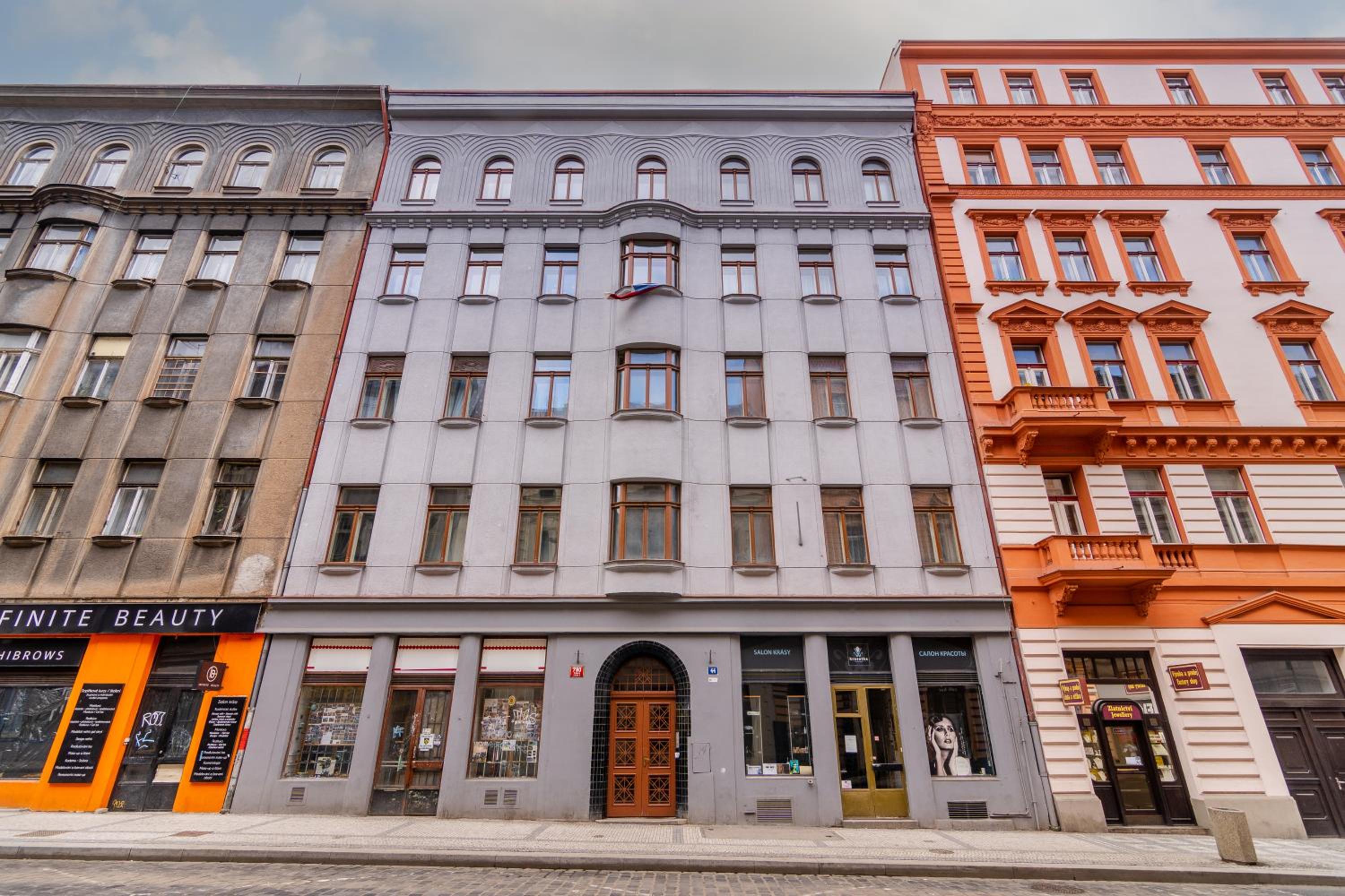 Prague Days - Premium Loft with AC & View of the Žižkov Tower from Spacious Terrace