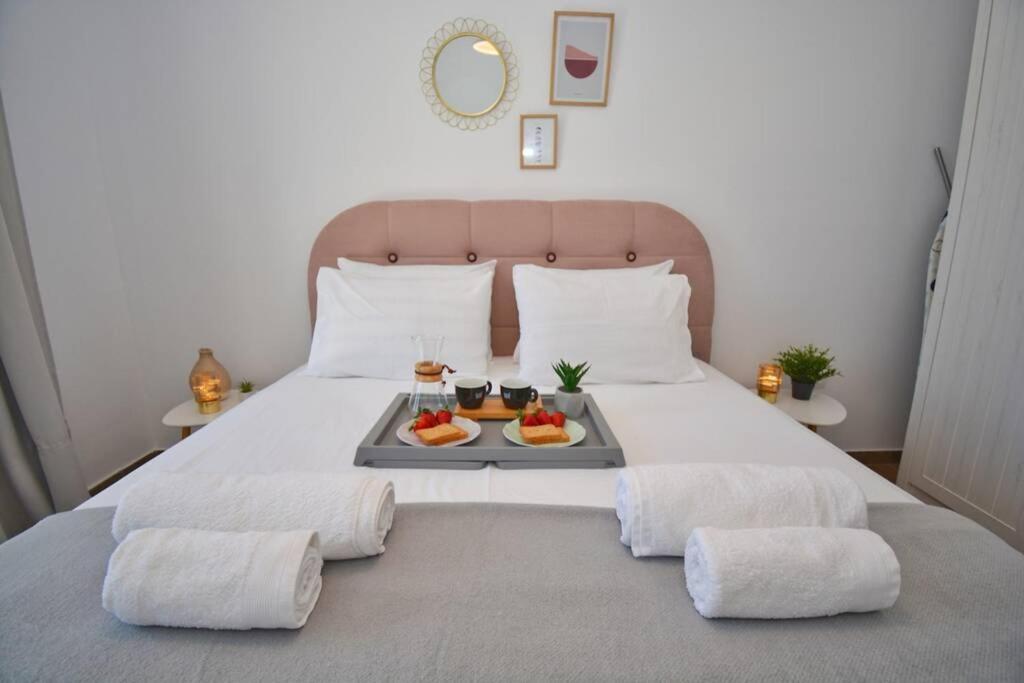 Potamos Deluxe White Apartment