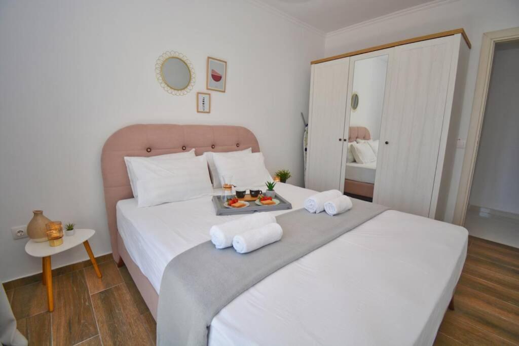 Potamos Deluxe White Apartment