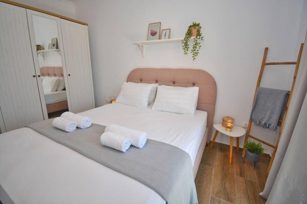 Potamos Deluxe White Apartment