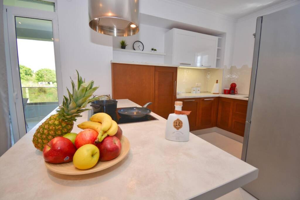 Potamos Deluxe White Apartment