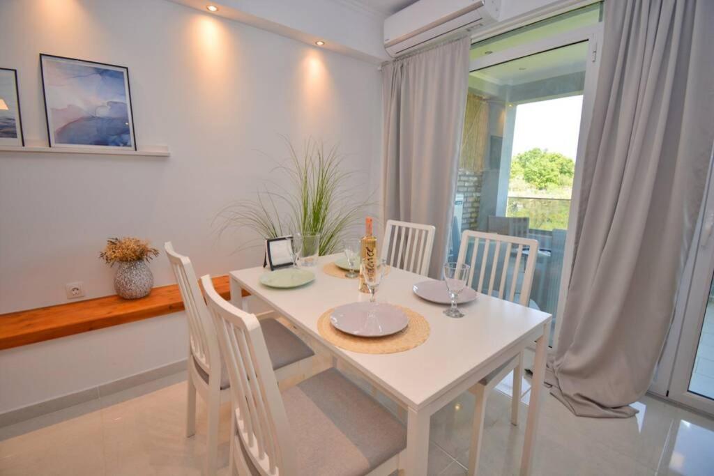 Potamos Deluxe White Apartment