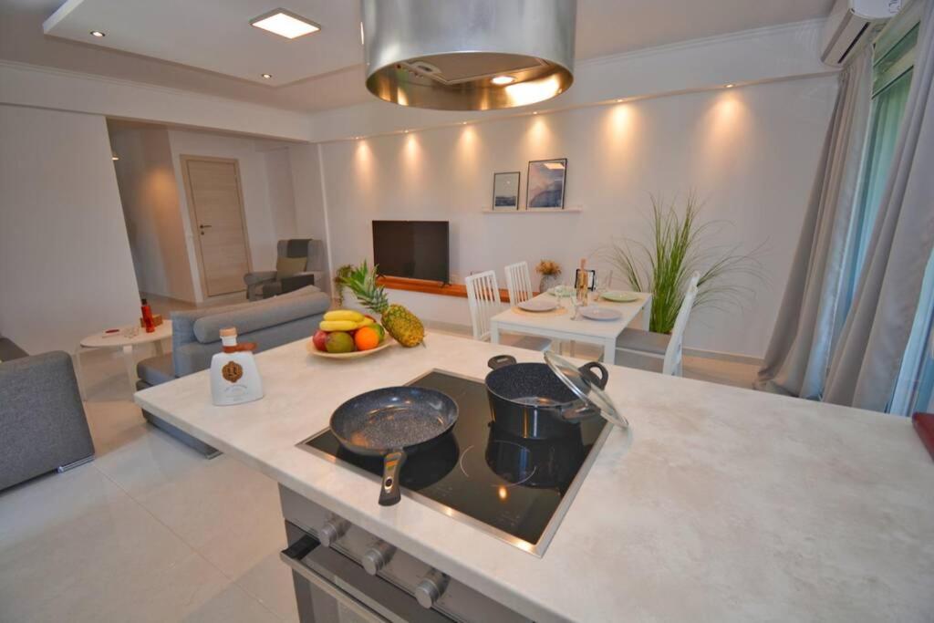 Potamos Deluxe White Apartment
