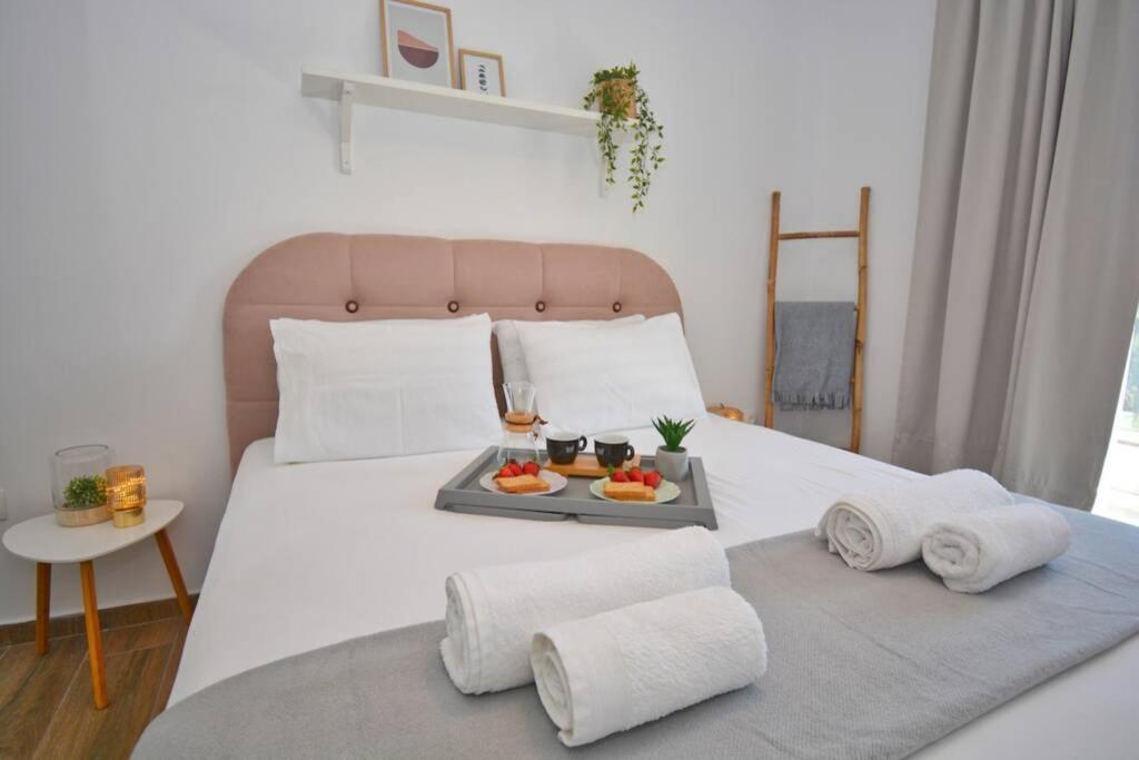 Potamos Deluxe White Apartment