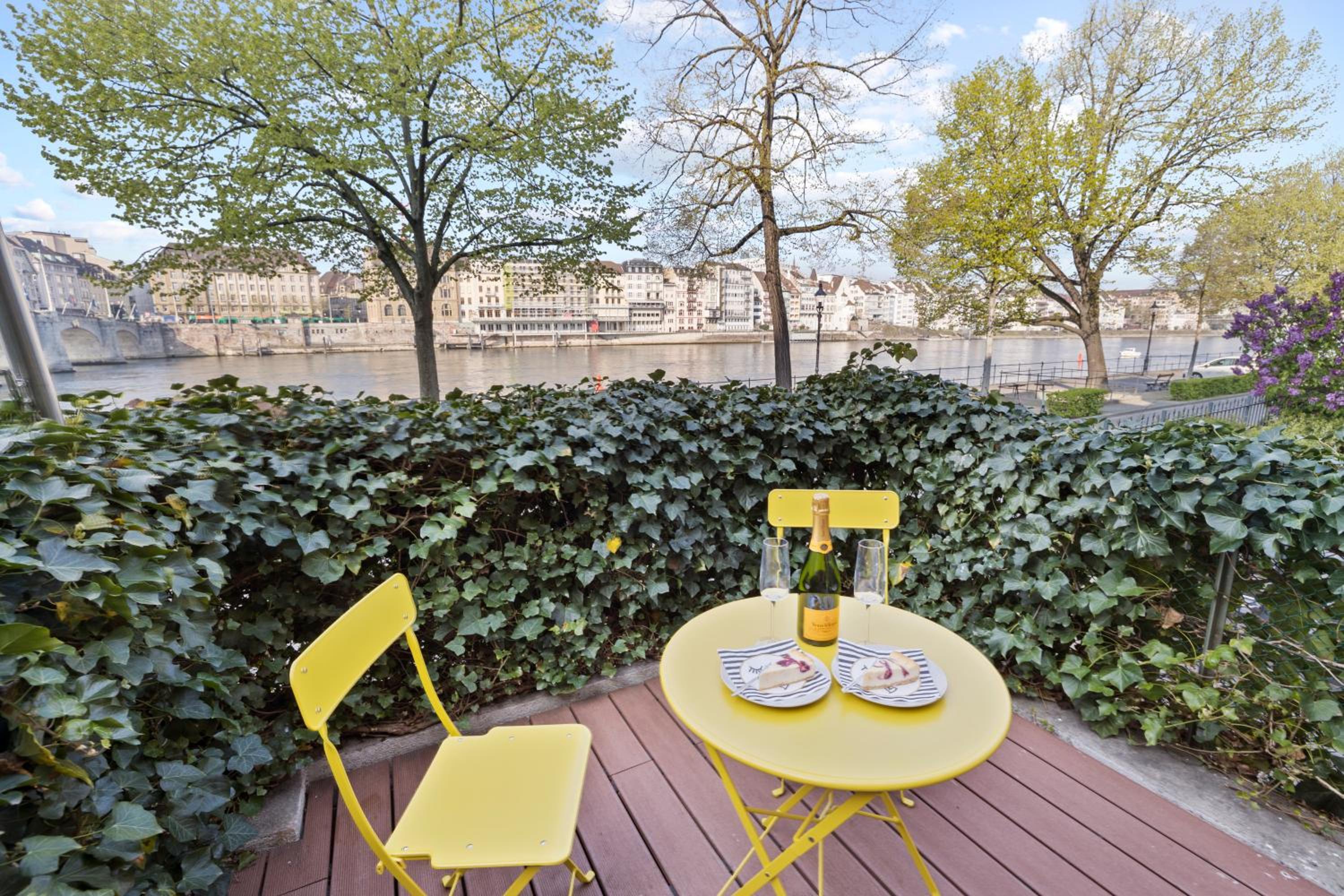 True Basel - Zentral I Terrasse mit Rheinblick view 2
