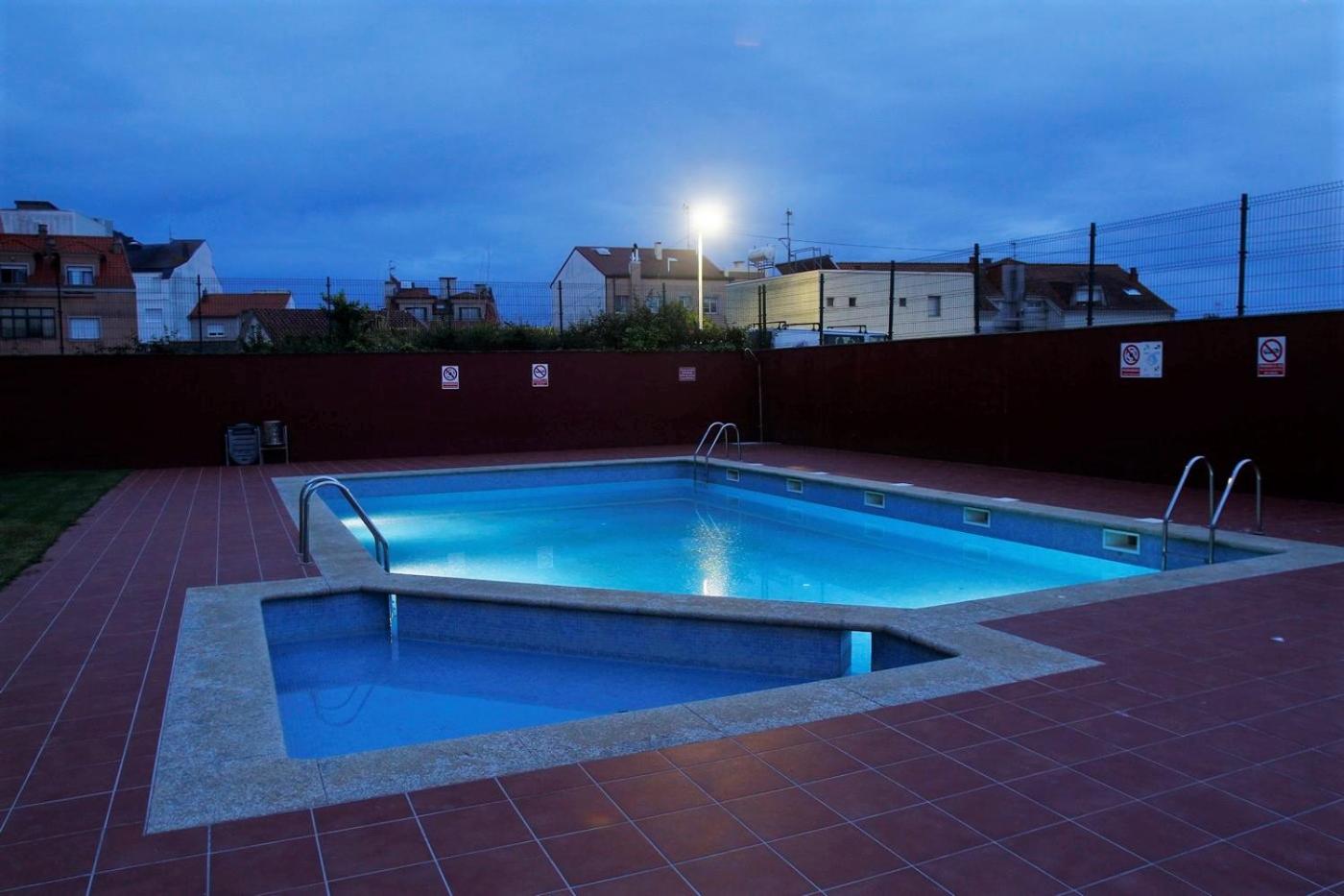 Desconectaengalicia La Perla, piscina y parking view 5