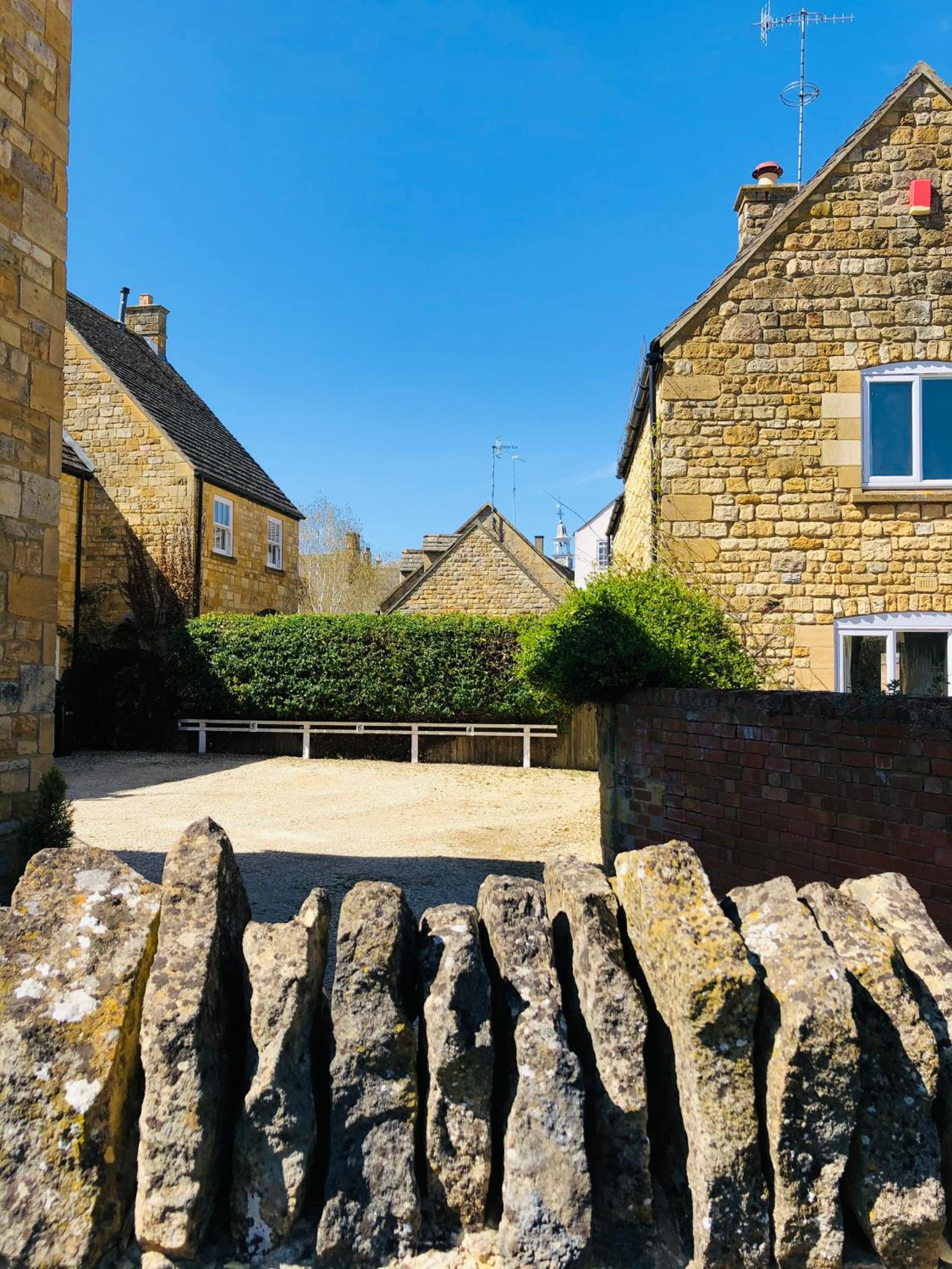Cotswold Chic Retreats "Cloud Nine" Central Chipping Campden-Parking-Garden view 3