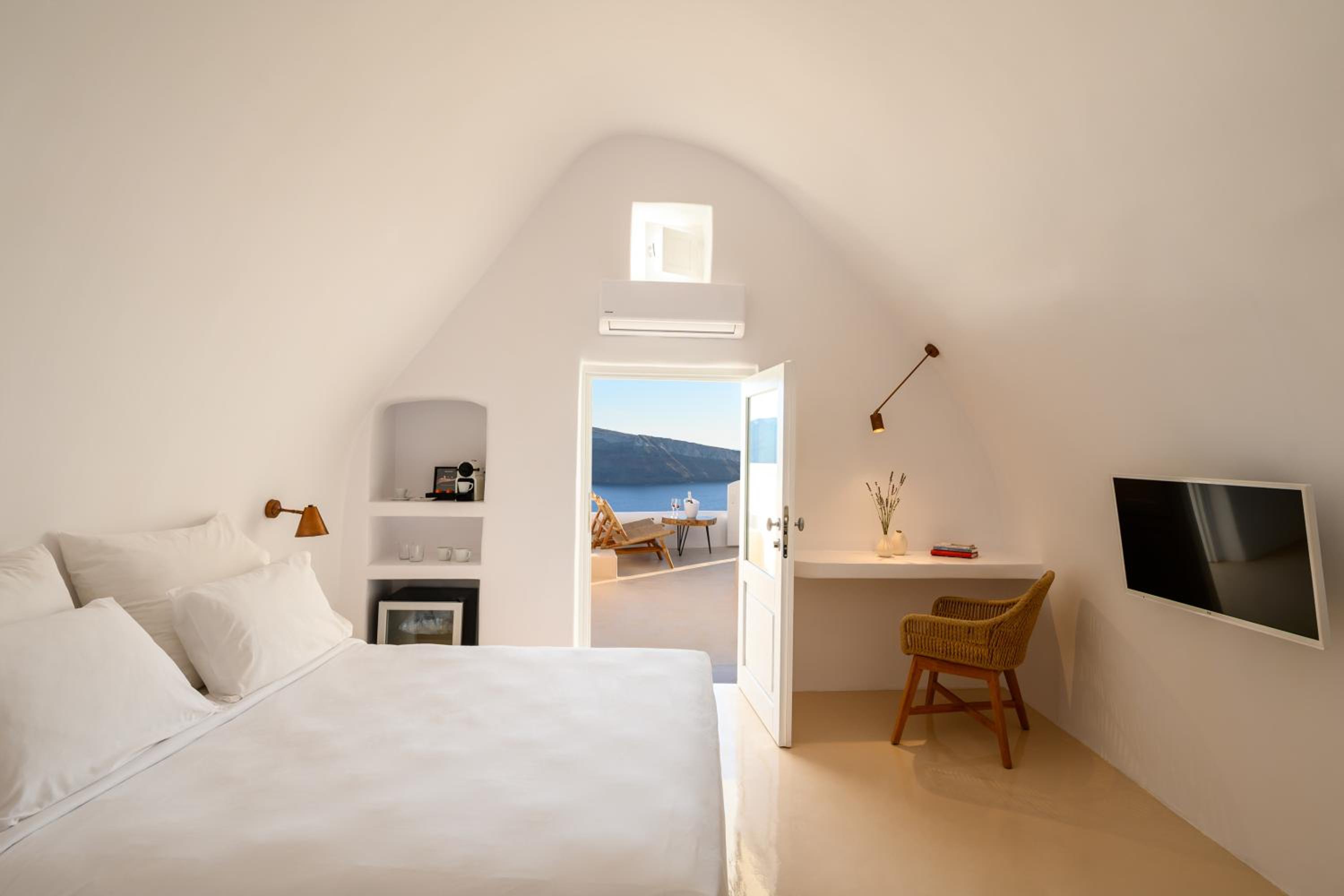 Oia Vacations - Canvas Suites - Property Image 16