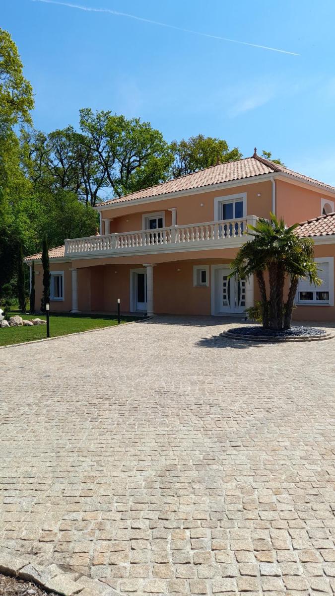 VILLA DES CHENES