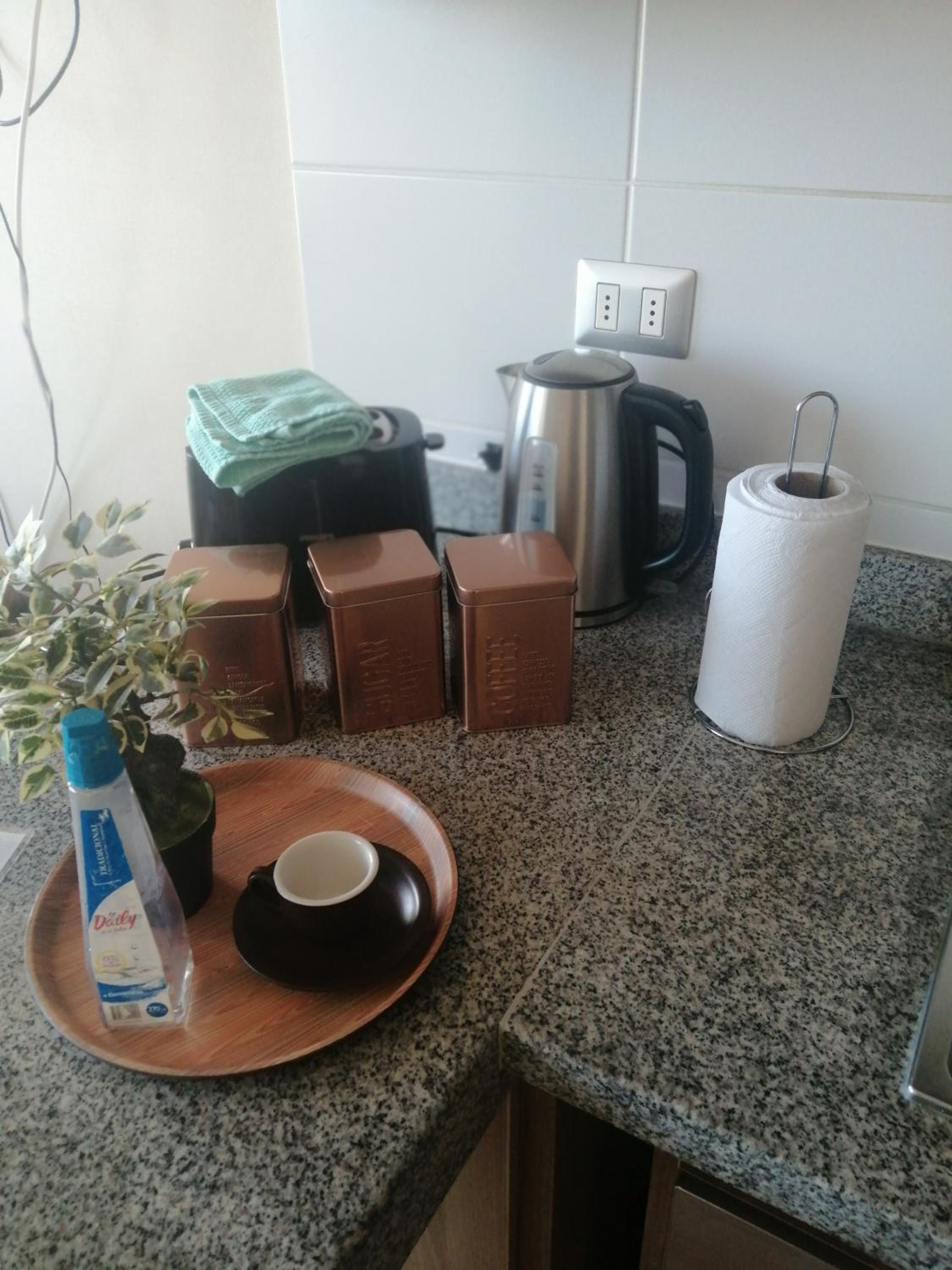 Depto Estudio 1811 Edificio Centro Blanco con estacionamiento en Temuco — kitchen